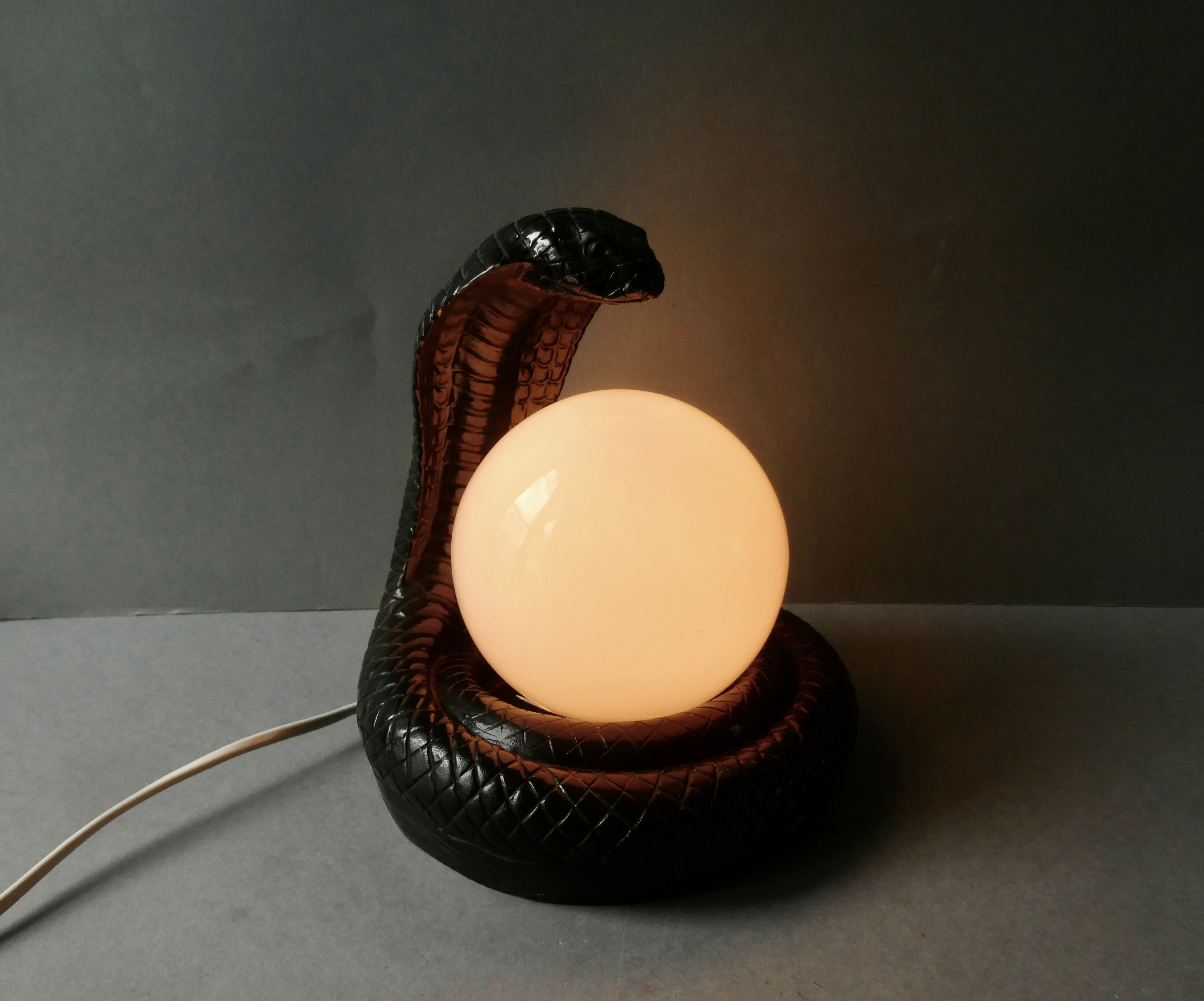 Lampe cobra noir et opaline blanche