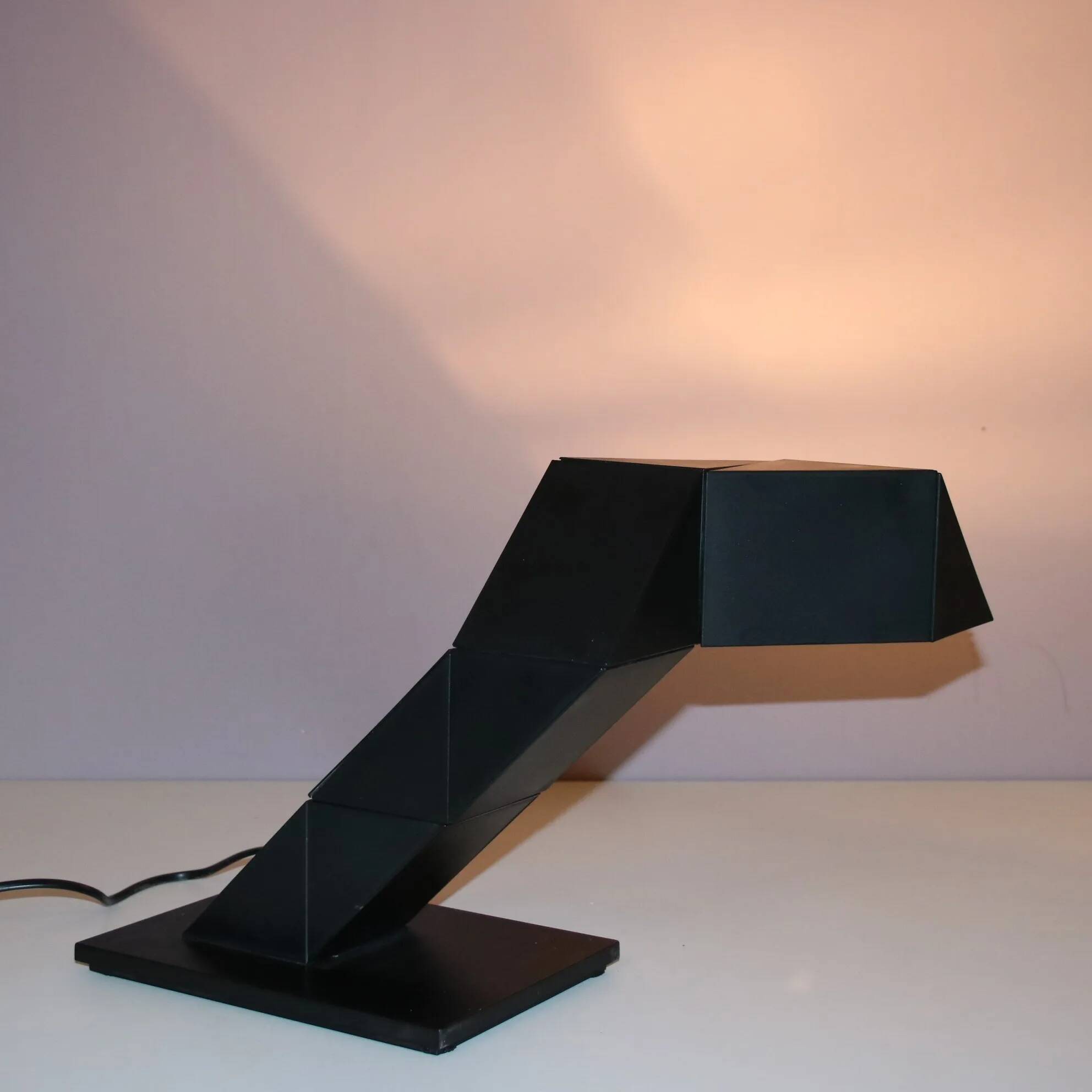 Lampe de bureau « Zig Zag » des années 1980, conçue par Shui L. D. Chan pour New Horizons, Hong Kong.