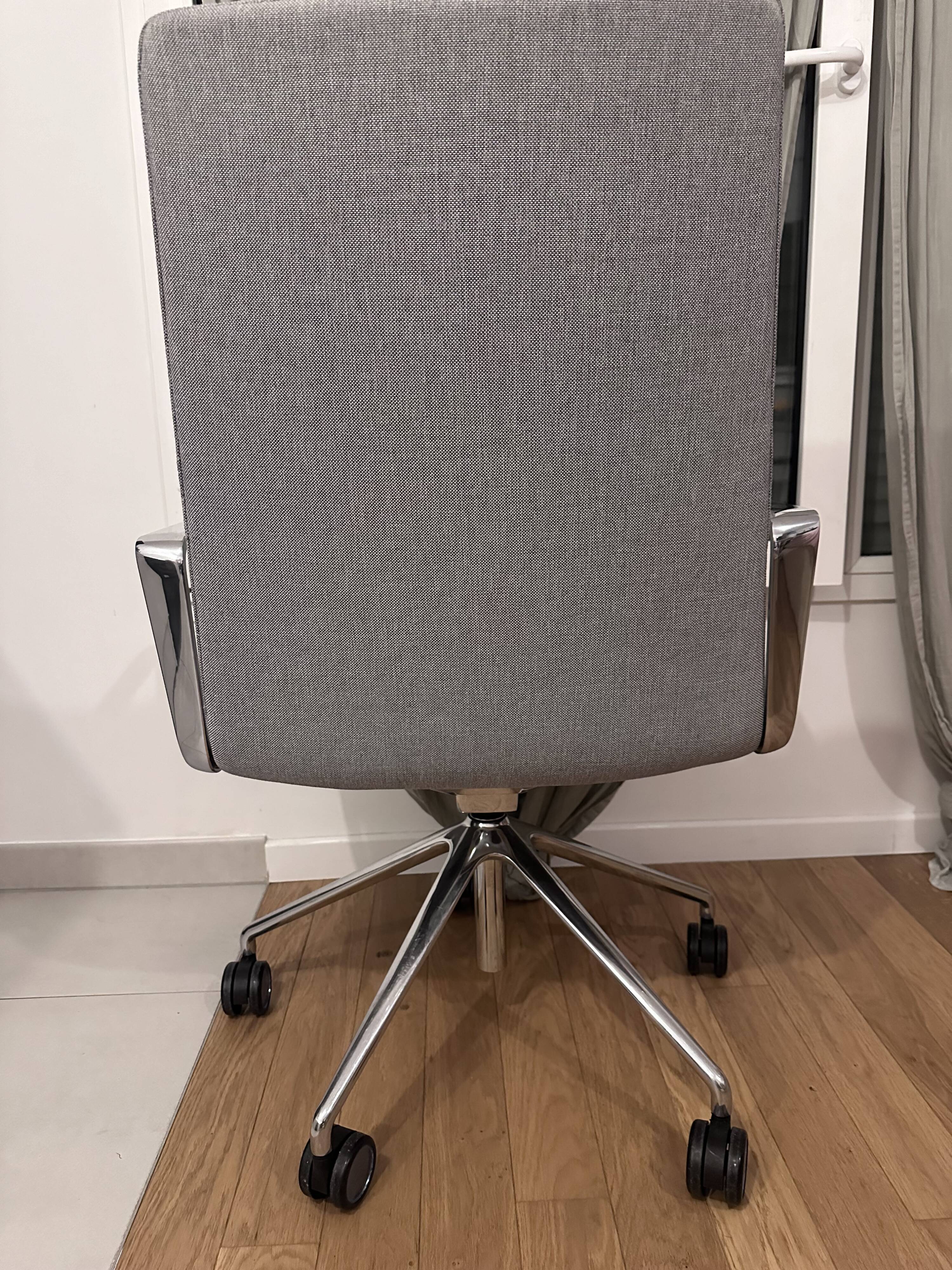 Andreu World swivel chair