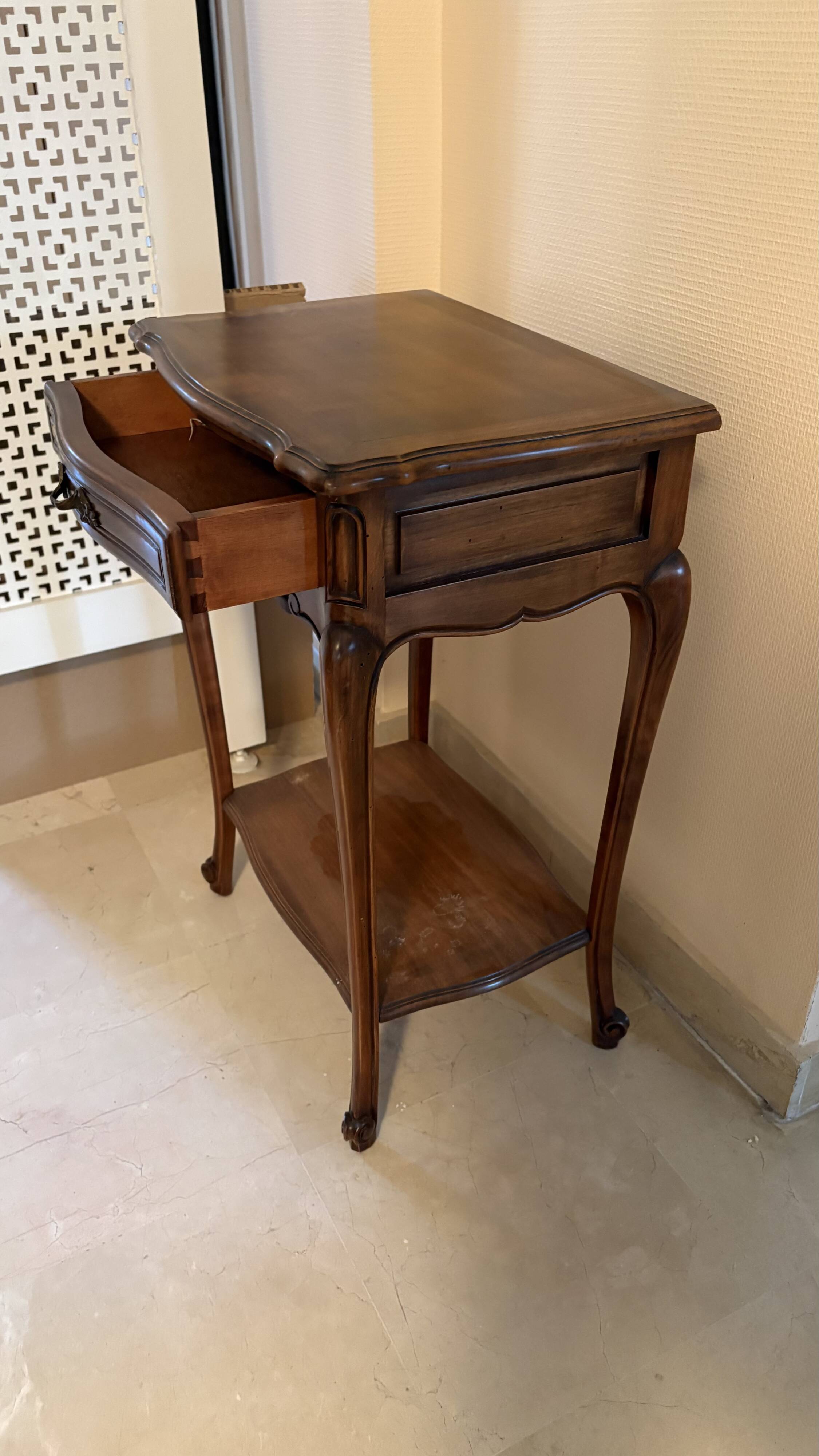 Petite table d'appoint en bois