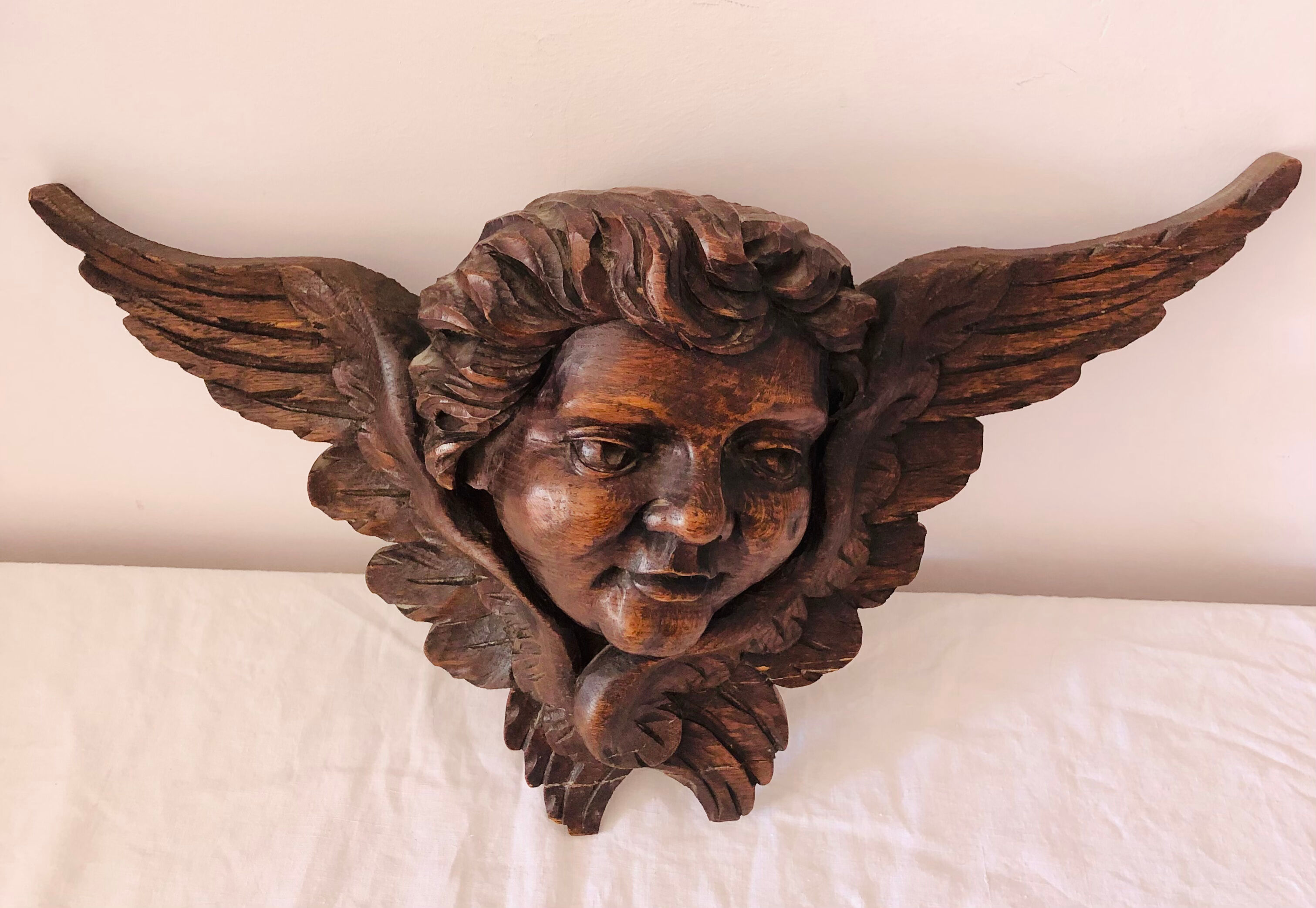 Decoration pediment in solid wood head of ancient angel