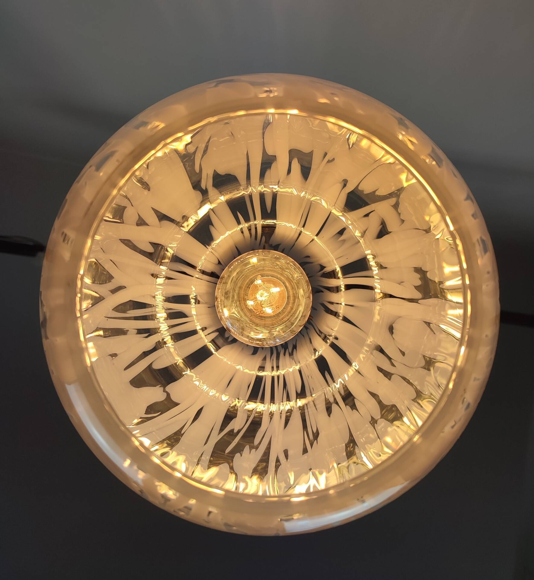 Vintage Italian suspension in Murano glass with a marbled effect.