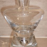Carafe à vin avec bouchon sur socle en cristal