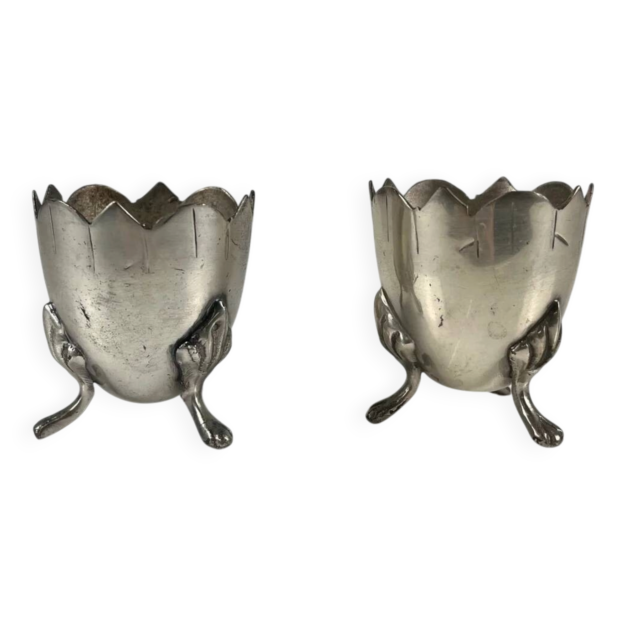 Paire de coquetiers anciens tripodes en maillechort, style Art Nouveau, vers 1900-1925