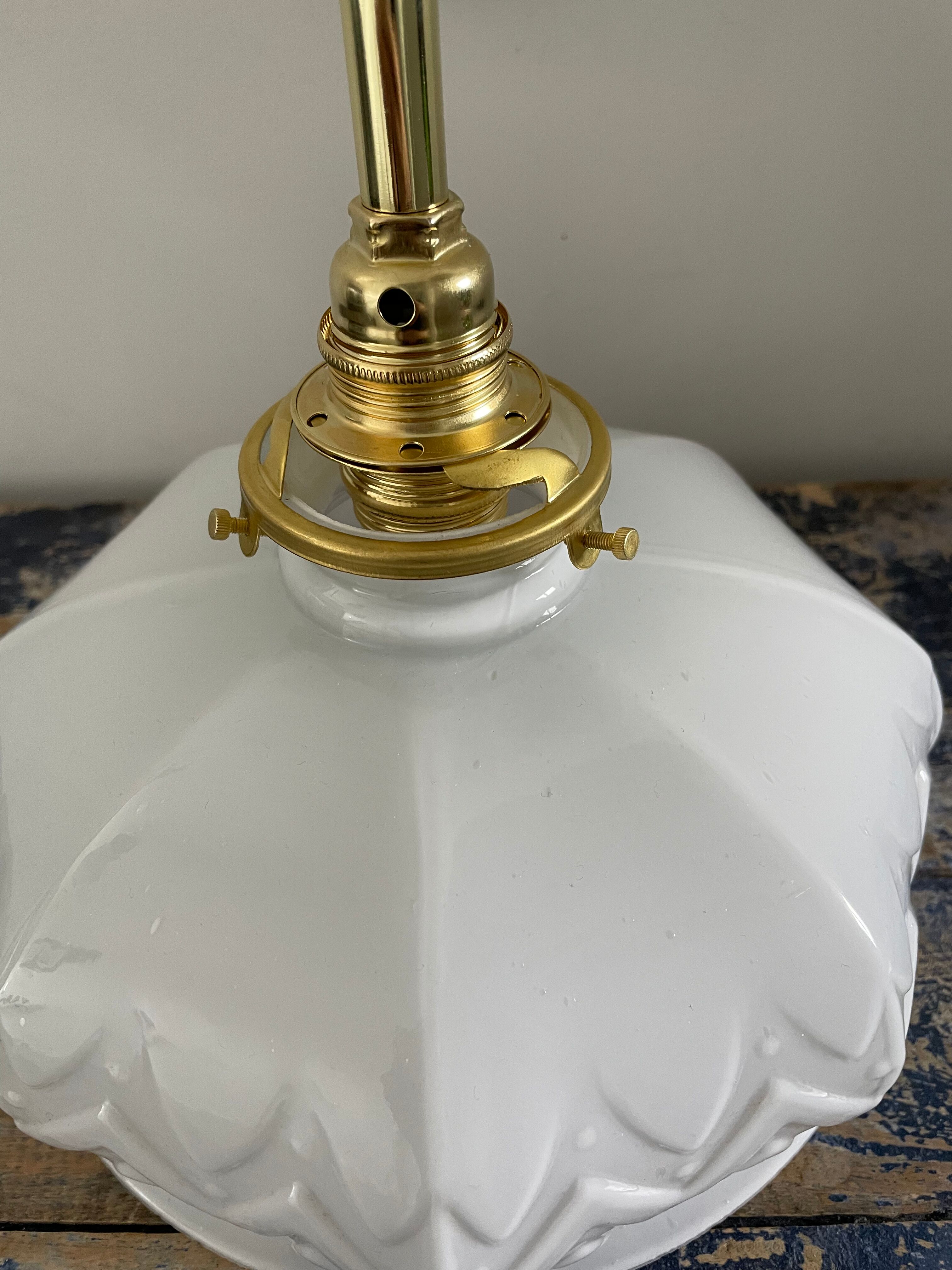 Applique vintage en opaline blanche