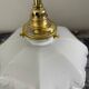 Applique vintage en opaline blanche