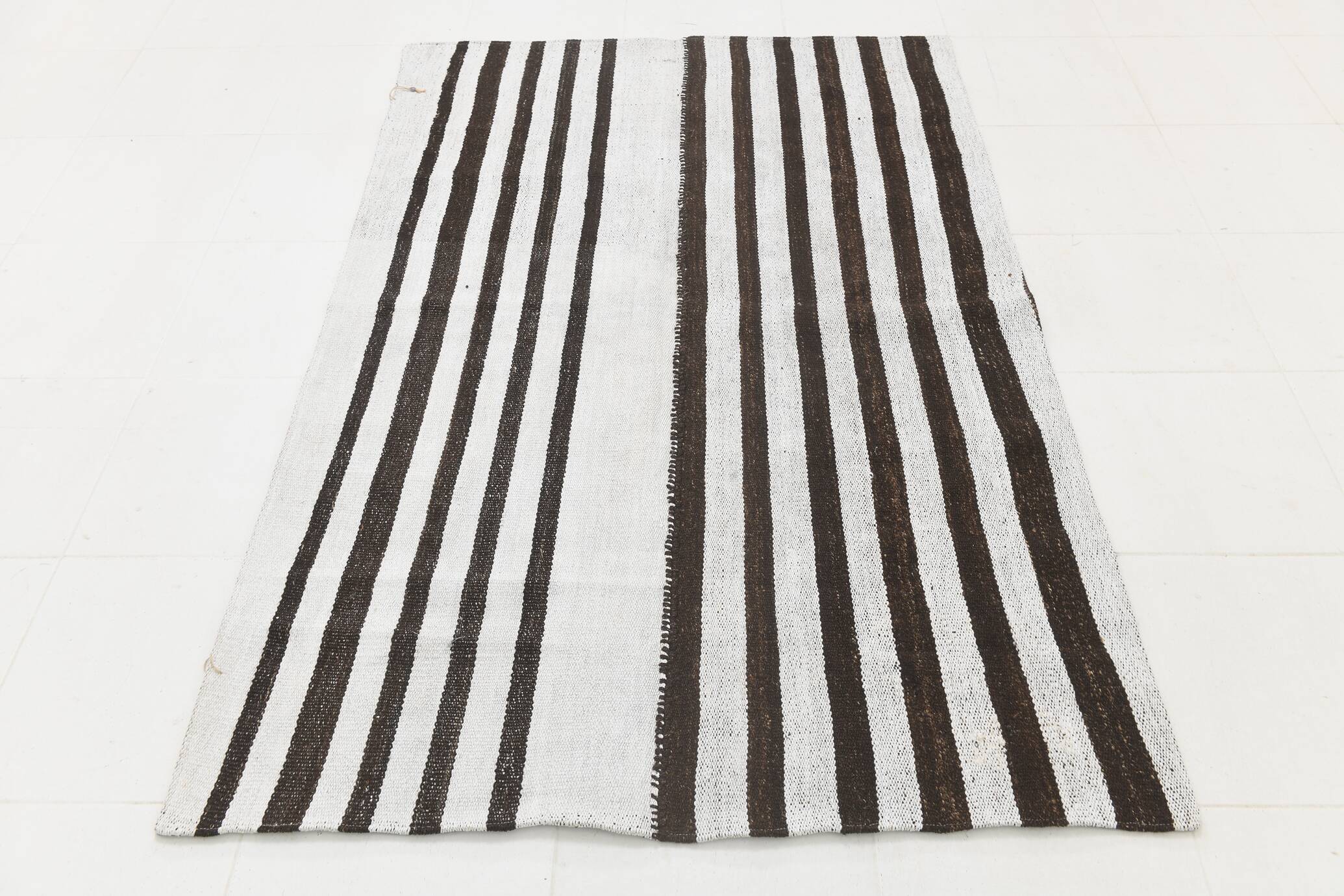 Tapis Kilim moderne rayé blanc et marron foncé