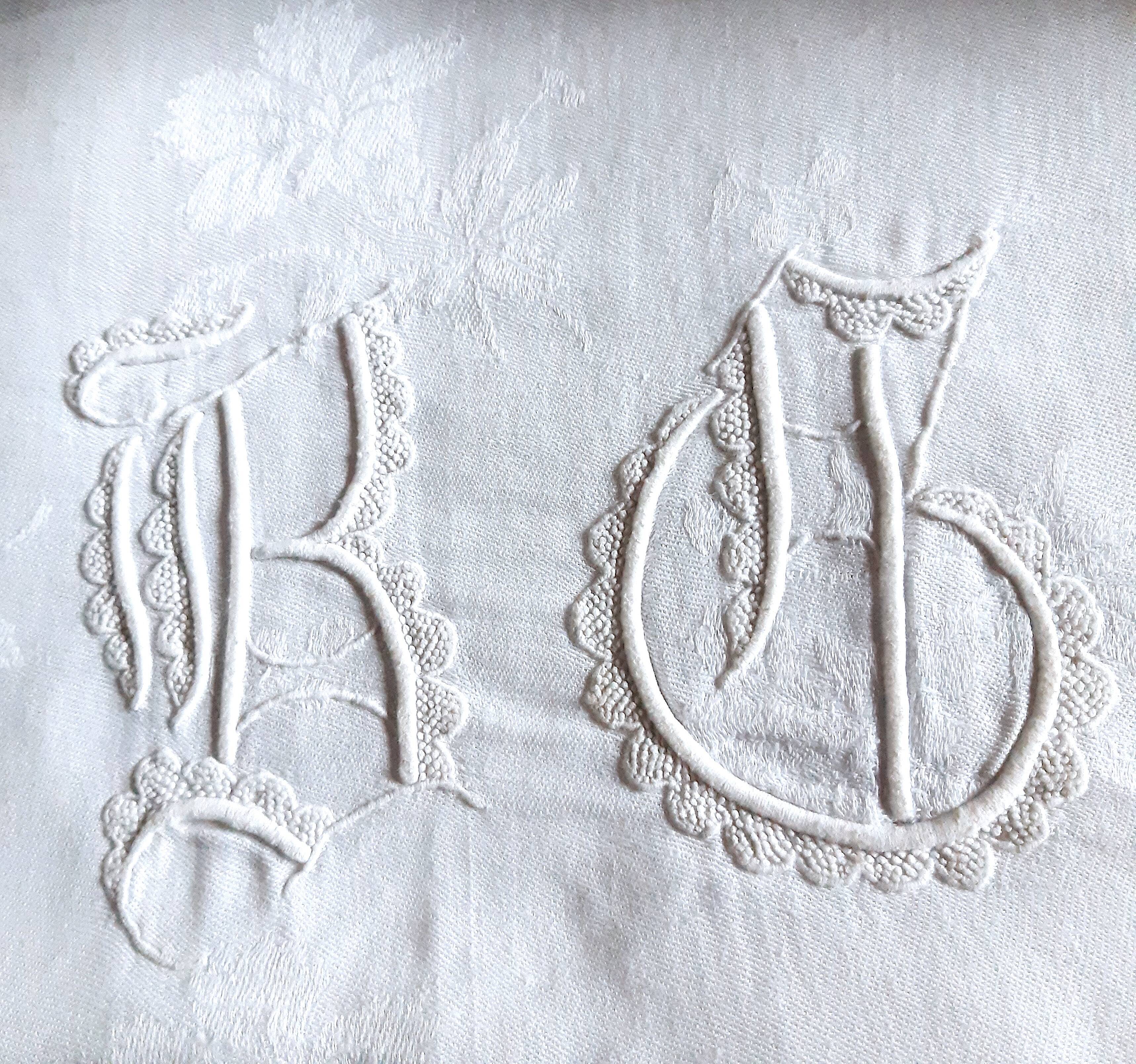 Nappe d'appoint damassée monogrammée "bg" 87 x 74 cm