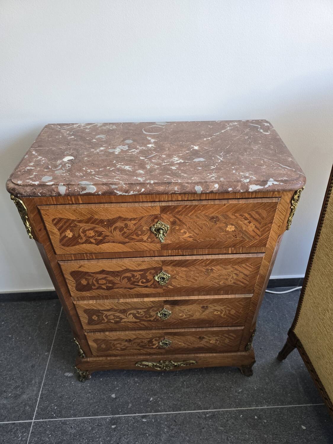 Louis XV chest of drawers in marquetry and gilded bronze - Marble top