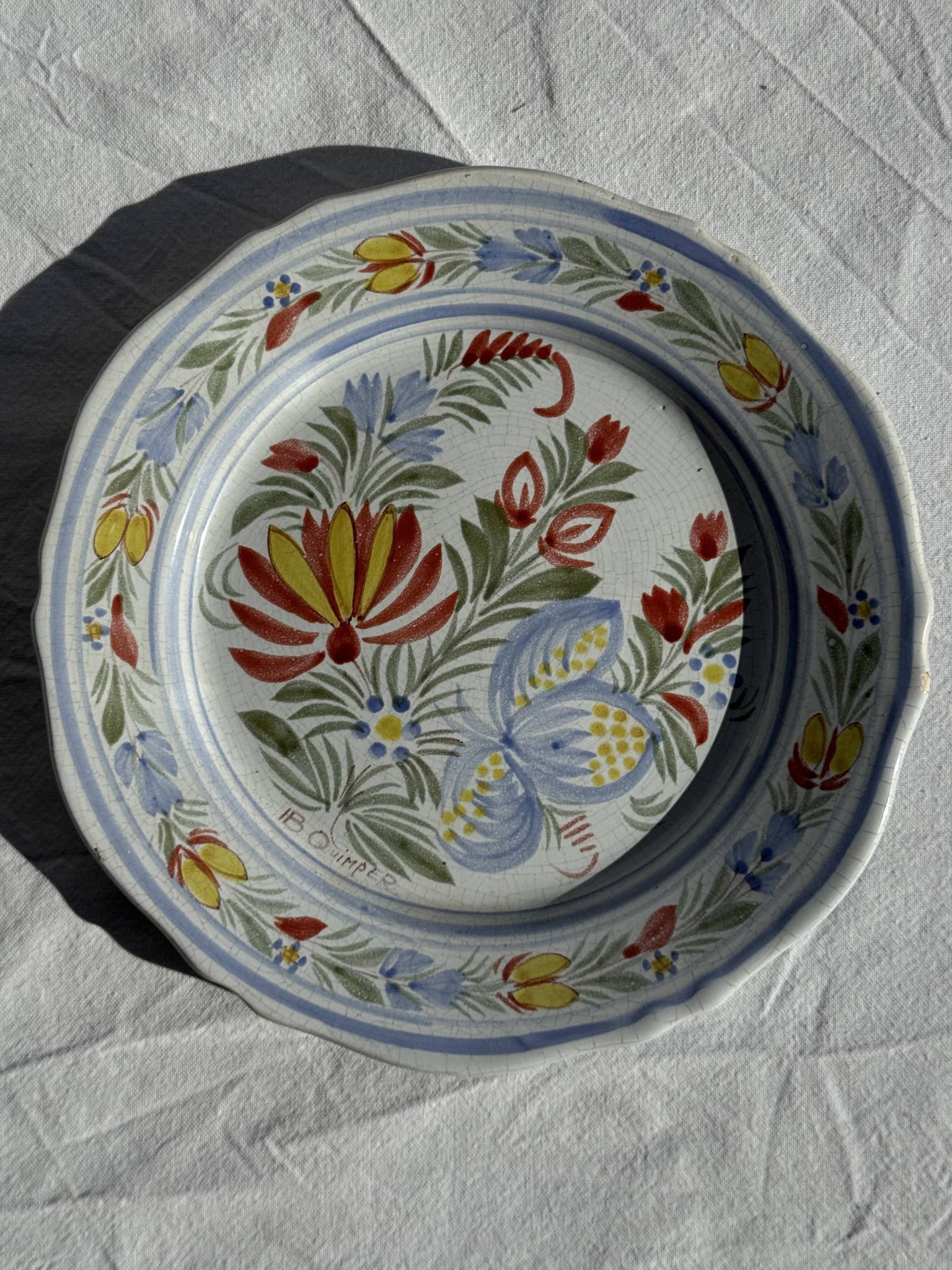 Assiette décorative ancienne IB Quimper à décor floral polychrome D24