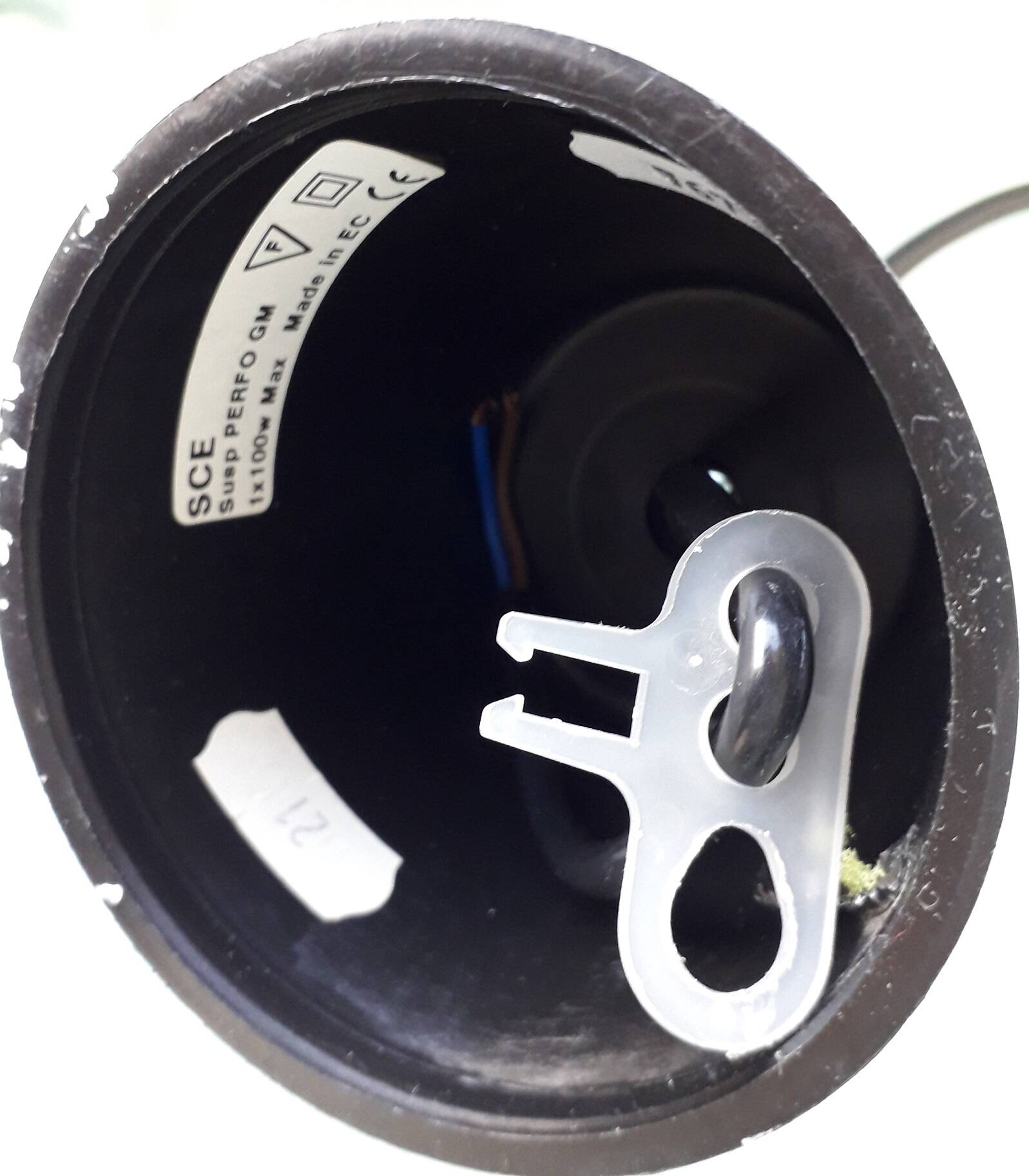 Suspension en métal perforé blanc
