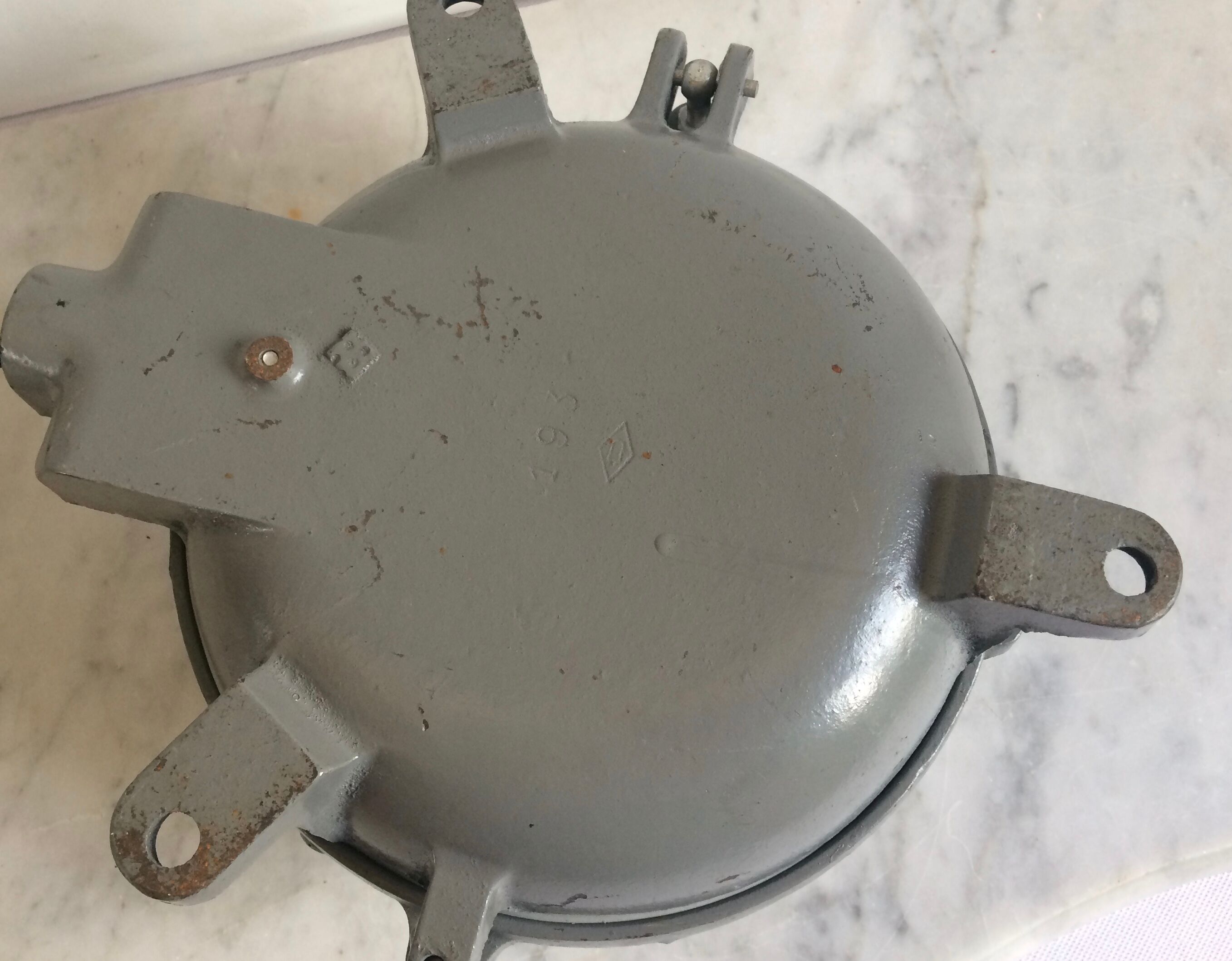 Lampe applique hublot vintage en fonte & verre Selency