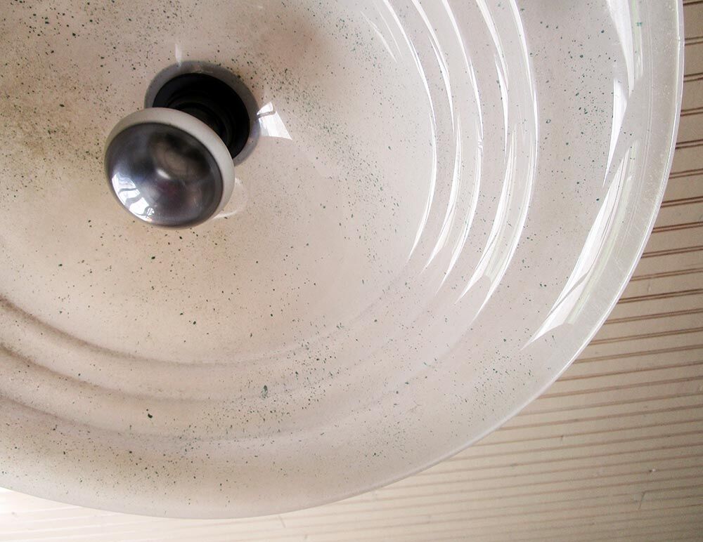 Suspension dome in satin and brass glass