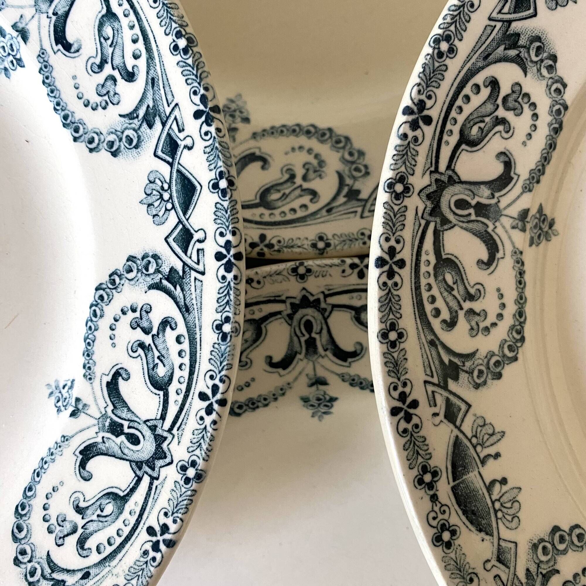Assiettes plates anciennes Terre de Fer bleu encre début XXe