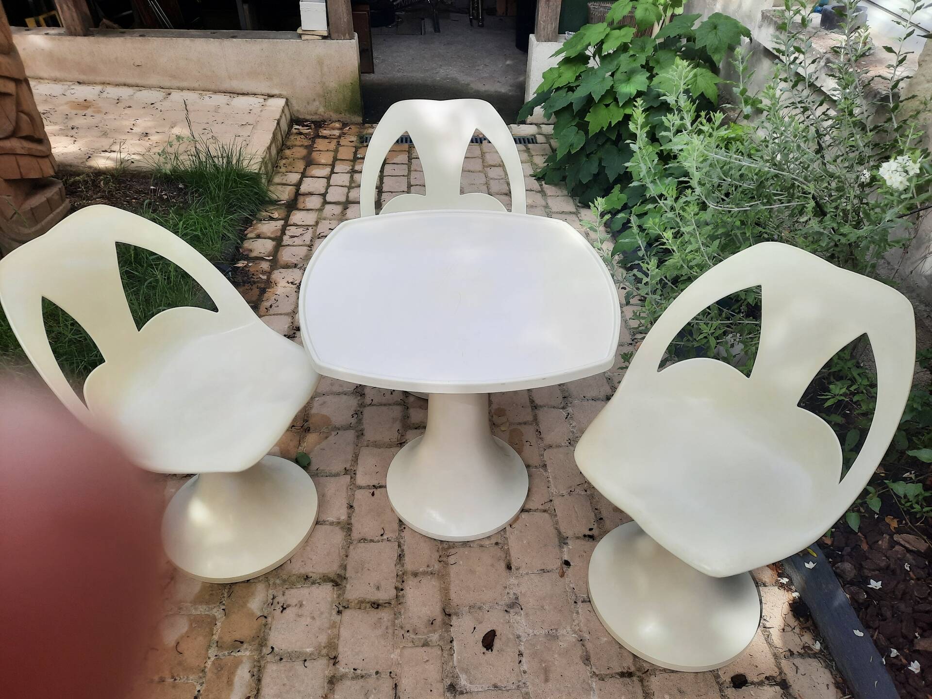 Set of a table and 3 tulip leg chairs, 1970s Space Age inspired.
