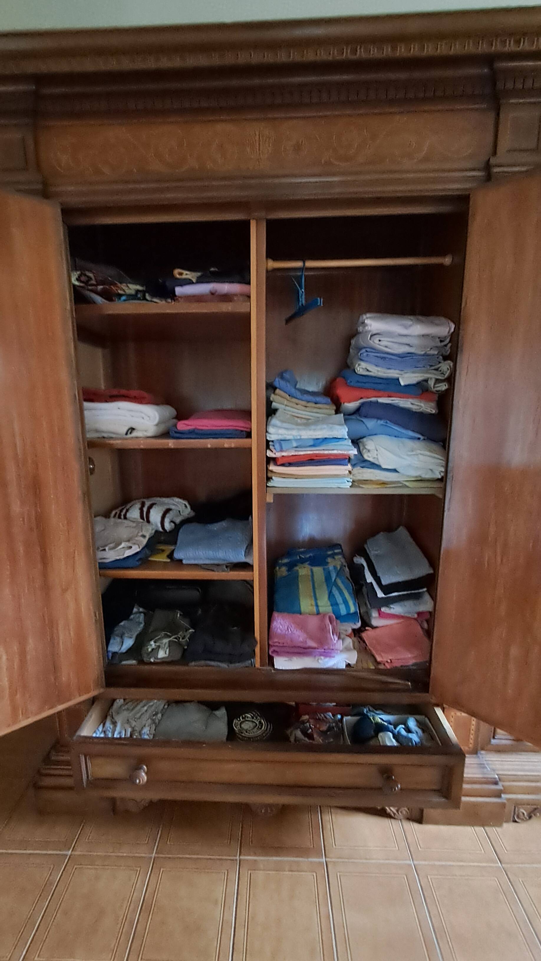 Wardrobe - neo-Renaissance in carved solid wood - possible lot sale