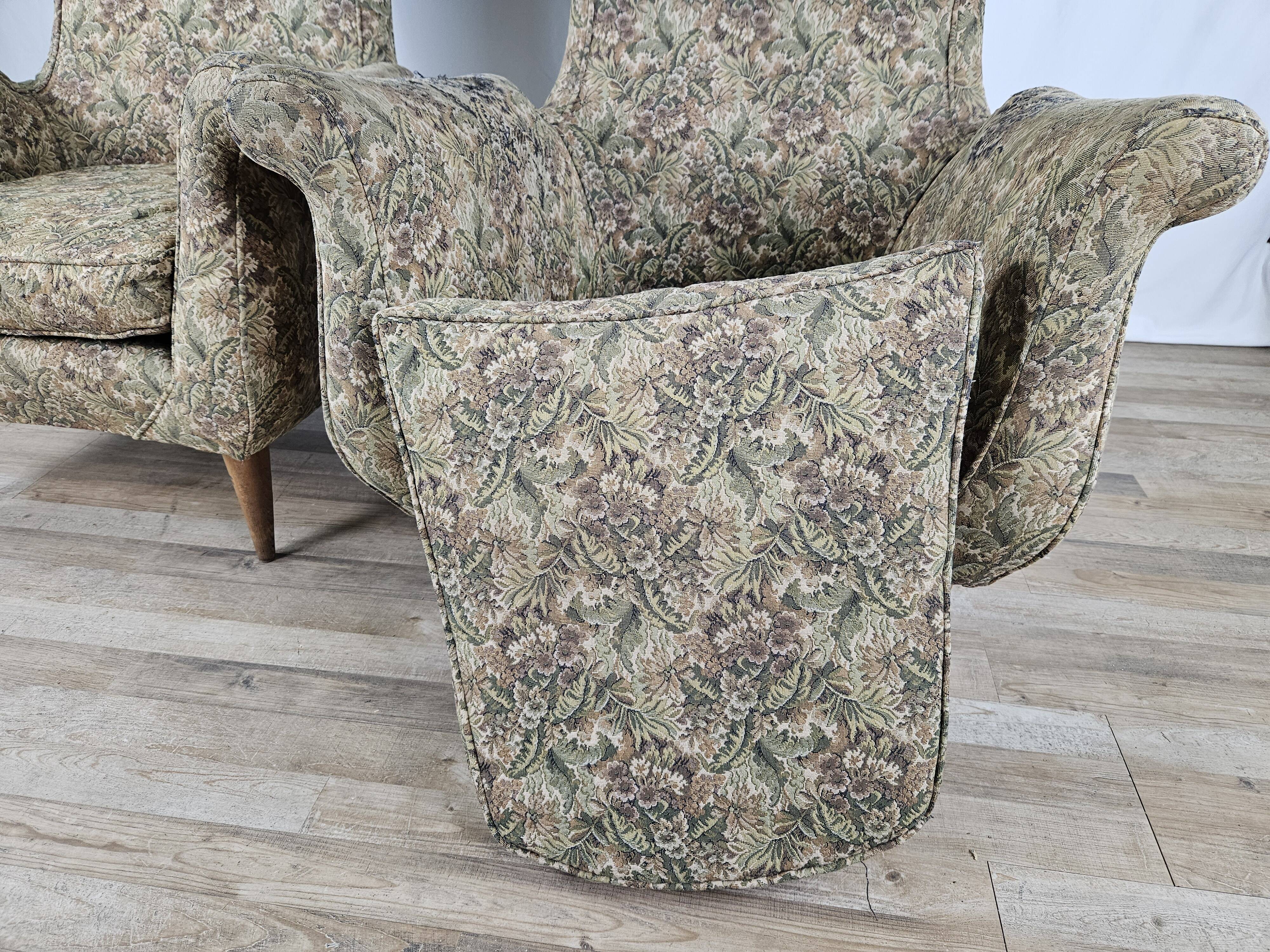 Paire de fauteuils fleuris années 70 avec pieds en bois
