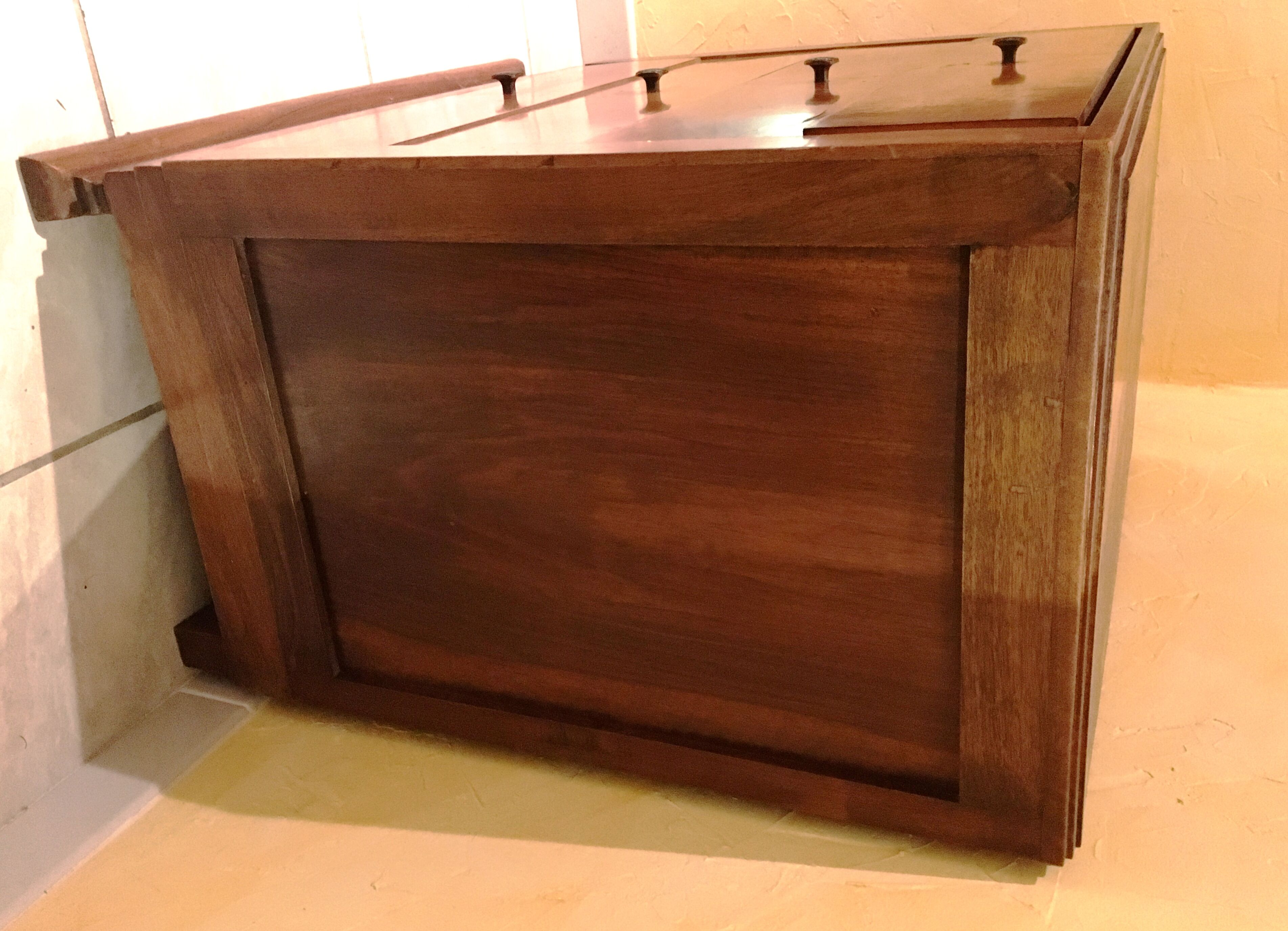 Chest of drawers in walnut