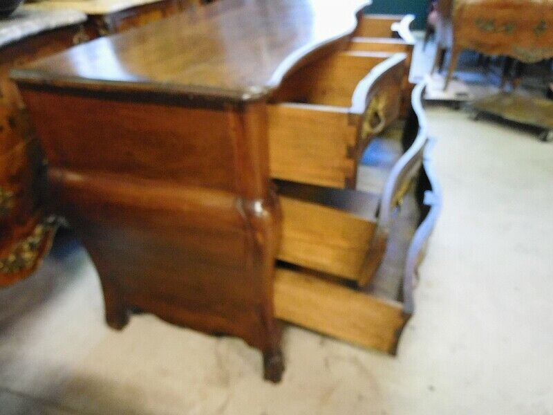 Commode Louis XV tombeau en noyer du XVIIème siècle