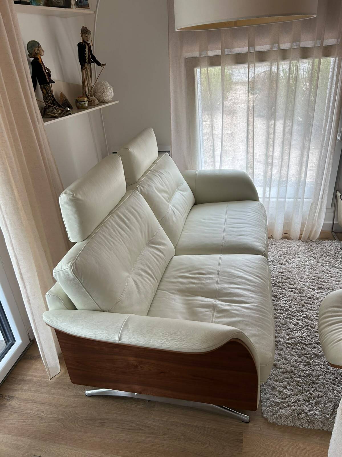 Ecru leather 2.5-seater sofa with walnut armrests.