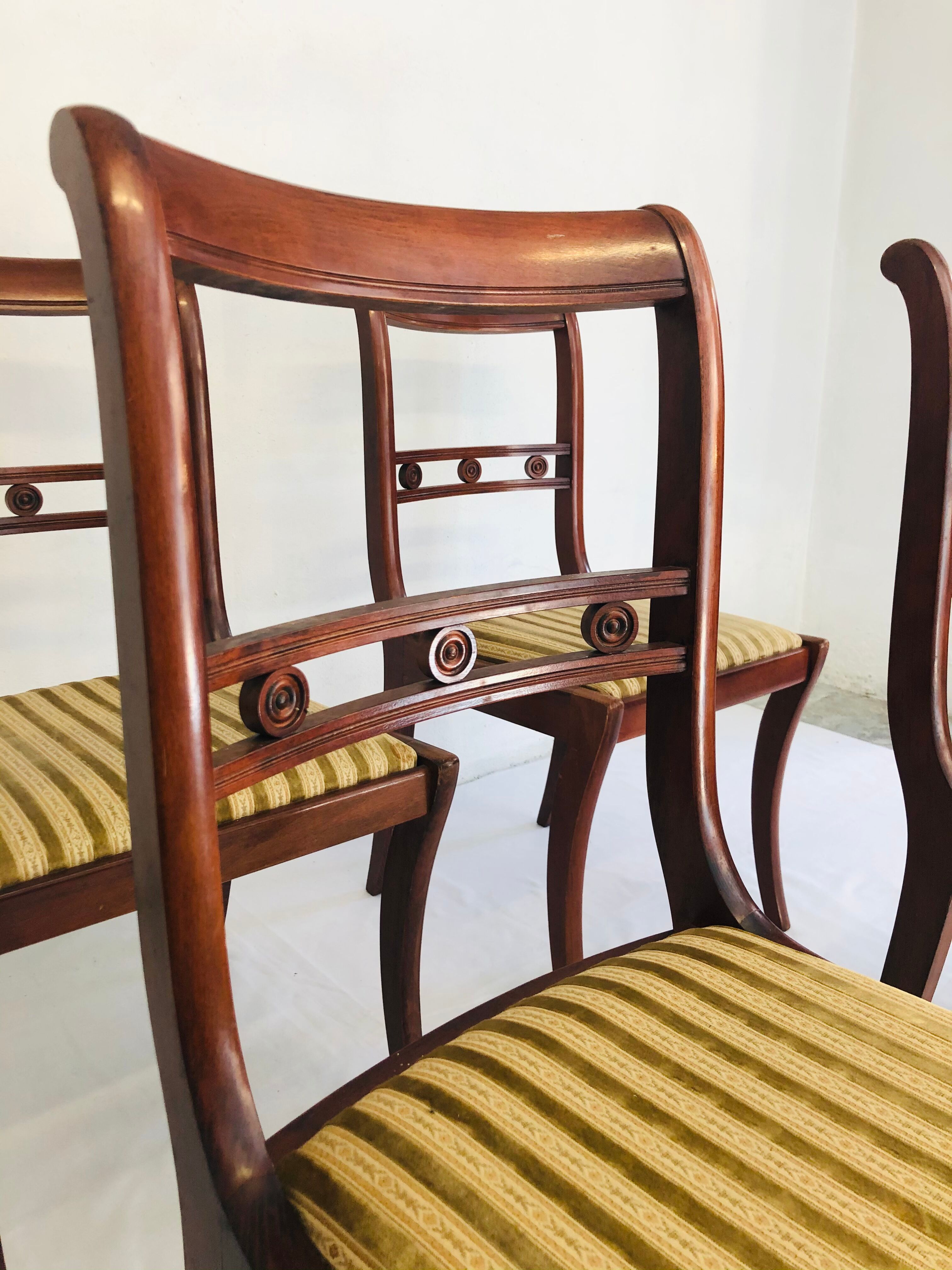 Lot of 4 English style chairs