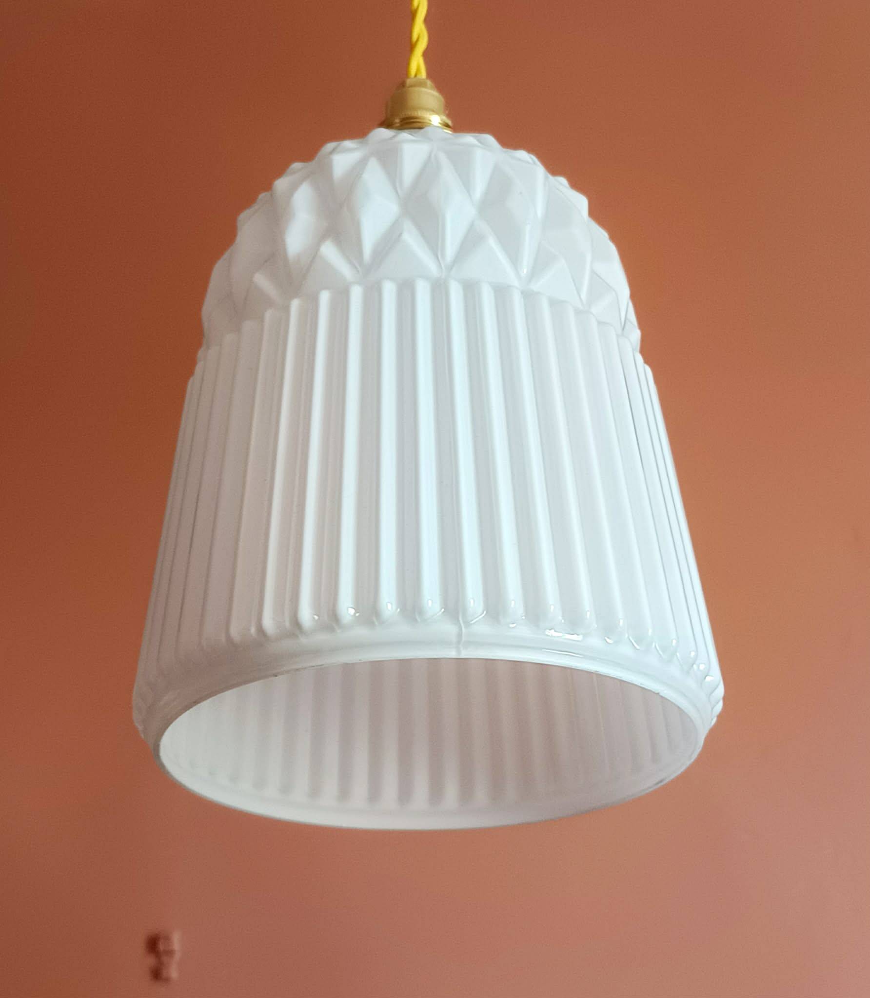 Paire de suspensions en verre blanc vintage
