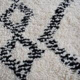 Boujaad rug in white and black natural wool, hand-woven, size 250 x 150 cm