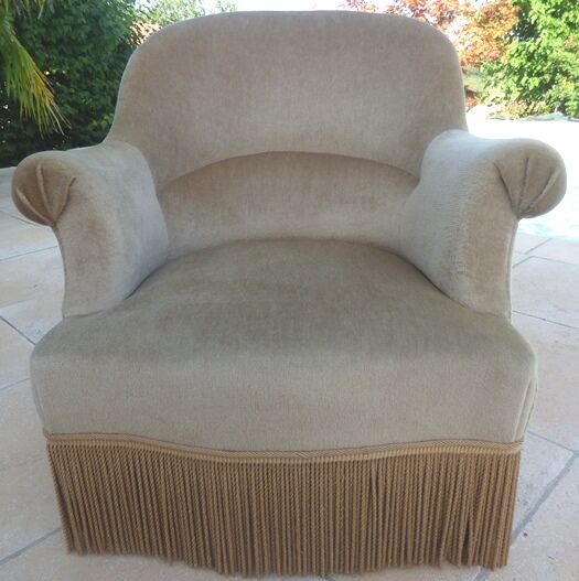 Velvet-trimmed toad with backrest and firm seat