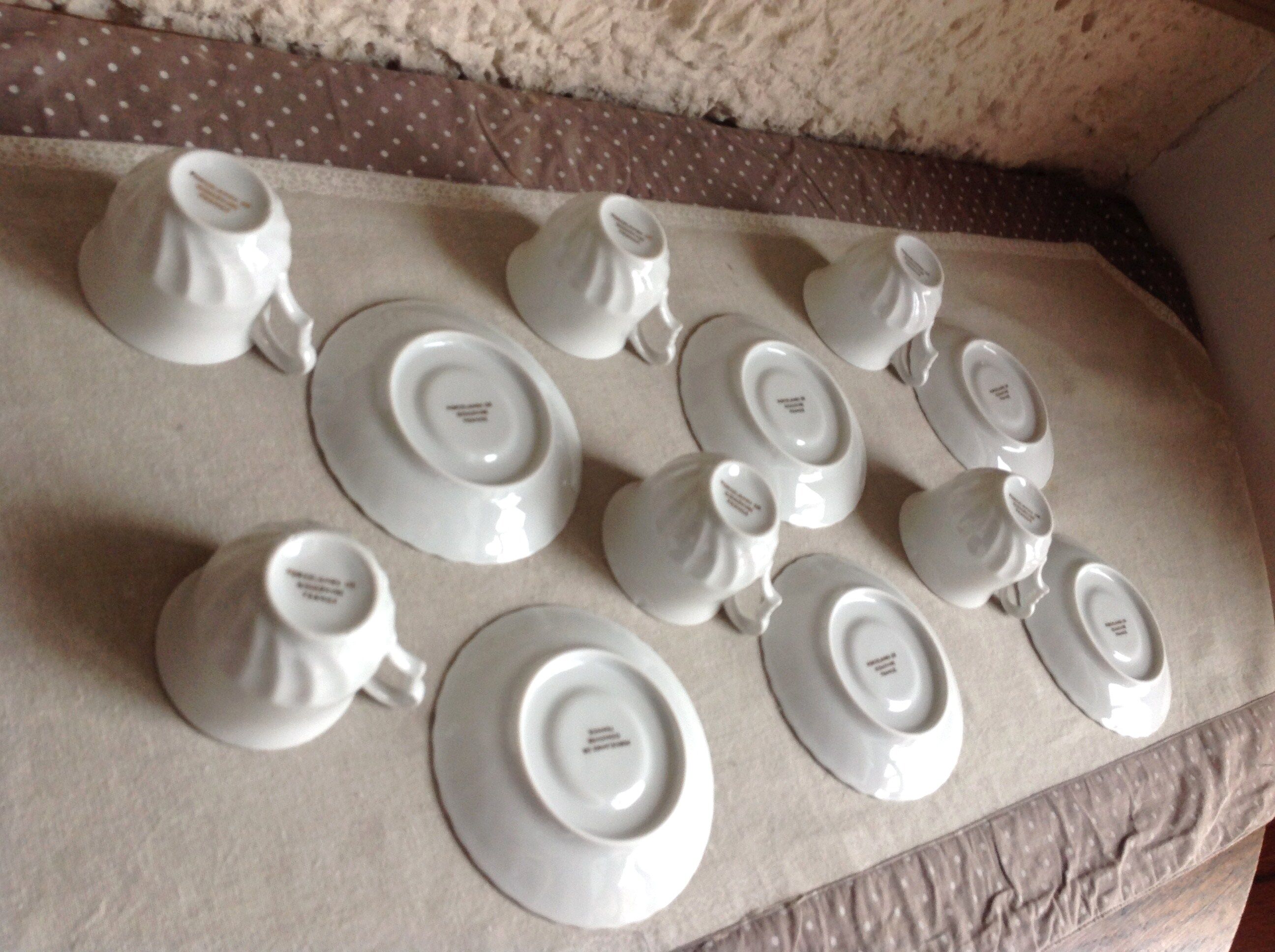 Six tasses et sous tasses en porcelaine blanche de Couleuvre des années 60-70