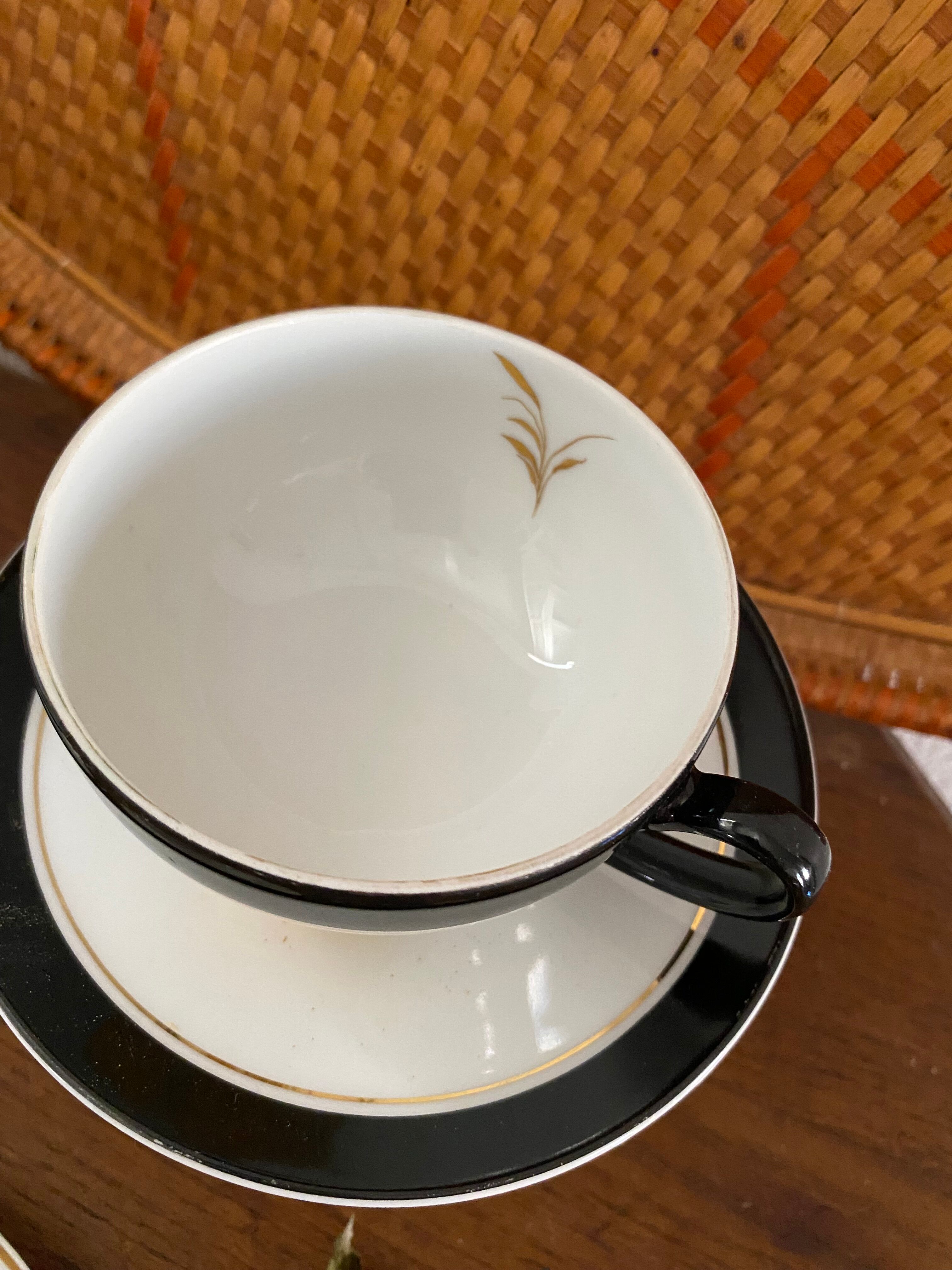 5 coffee cups in white, gold and black