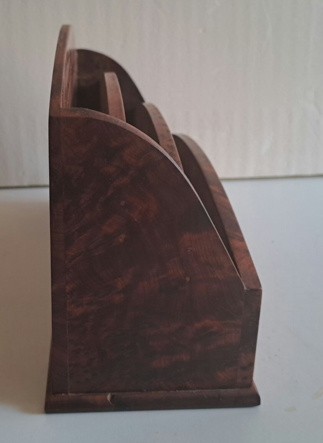 Courier holder in cedar