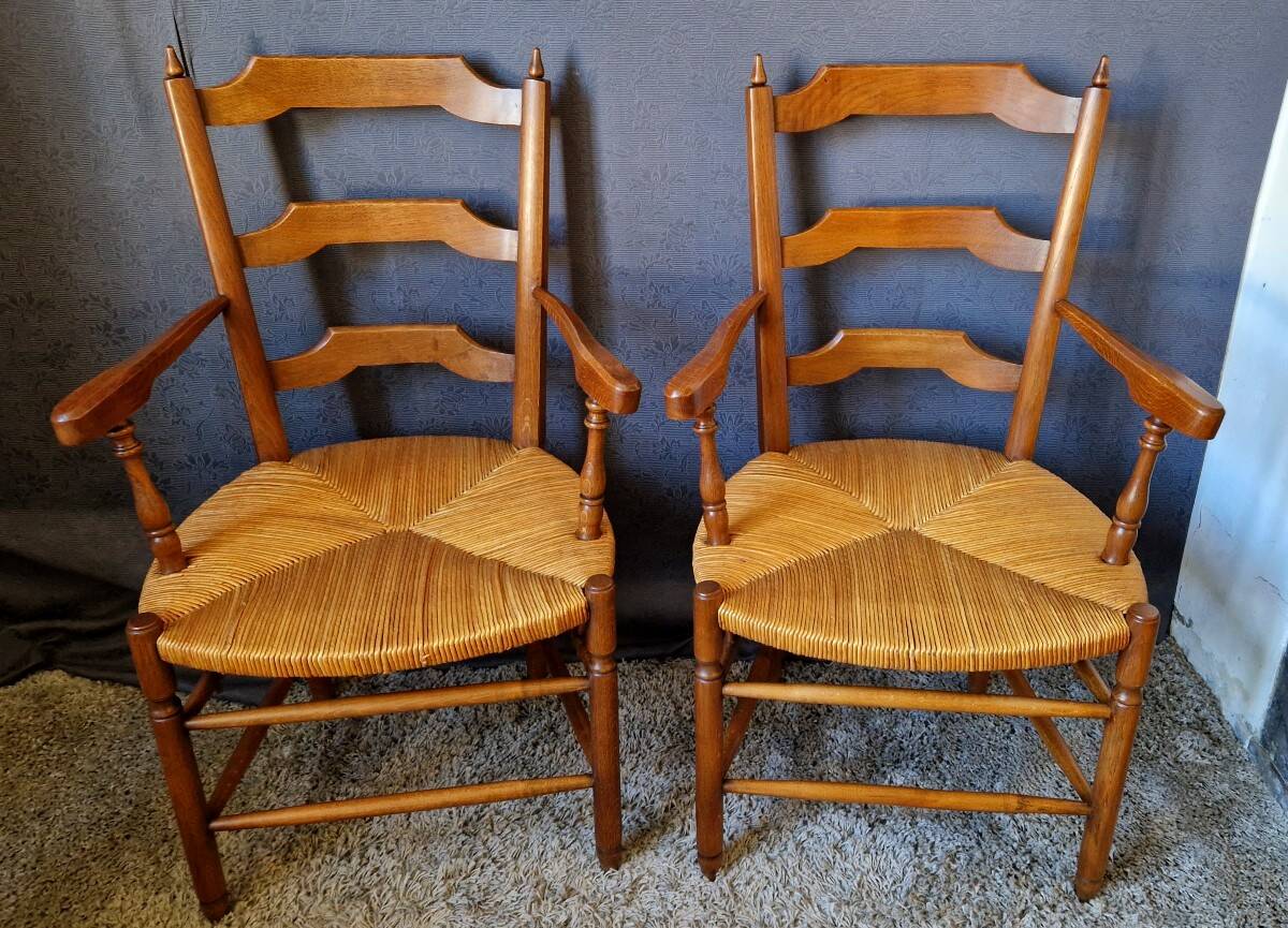 Paire de fauteuils de style provençal en chêne