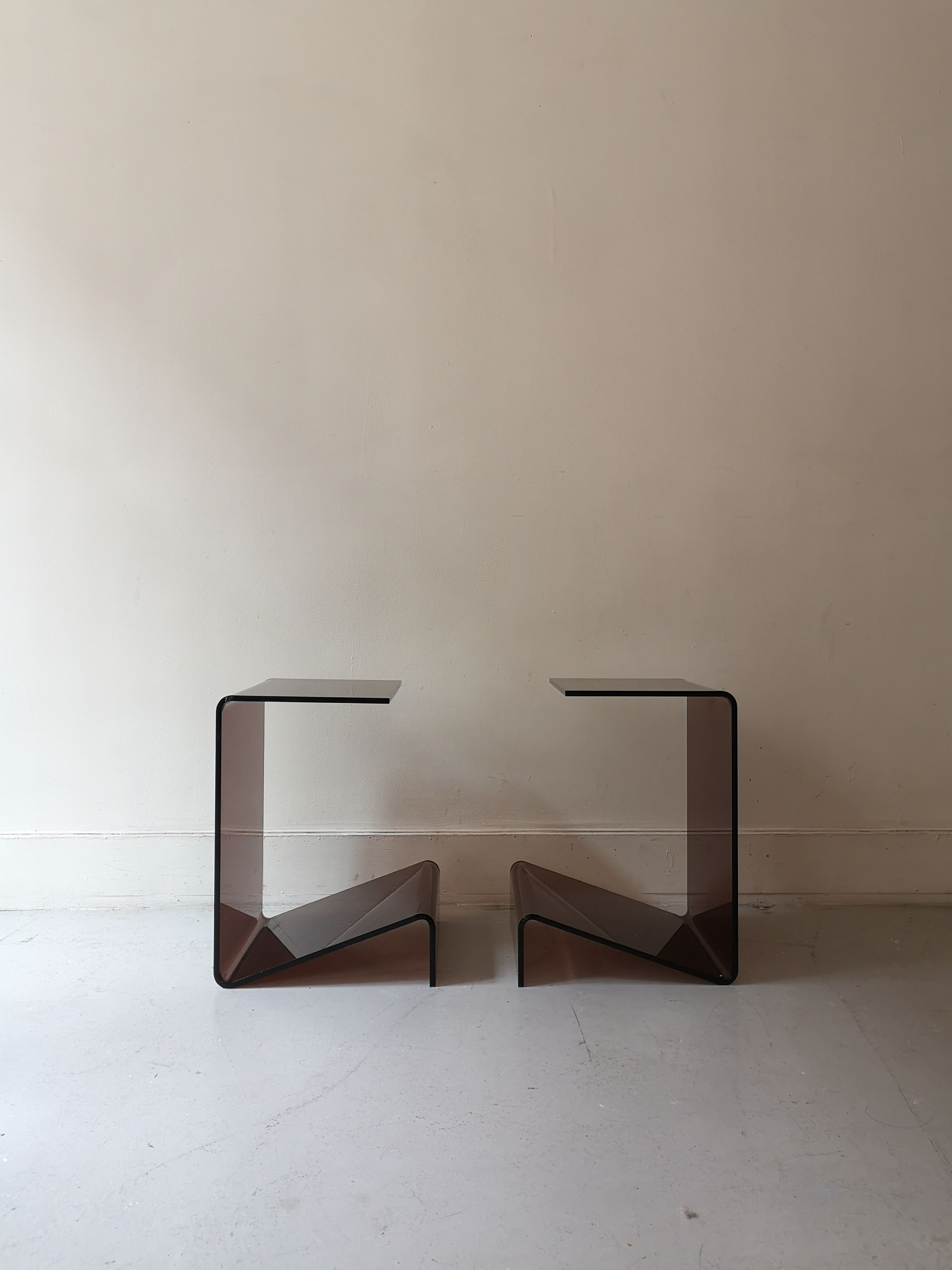 Set de 2 tables de chevets en plexiglas fumé, Design 1970