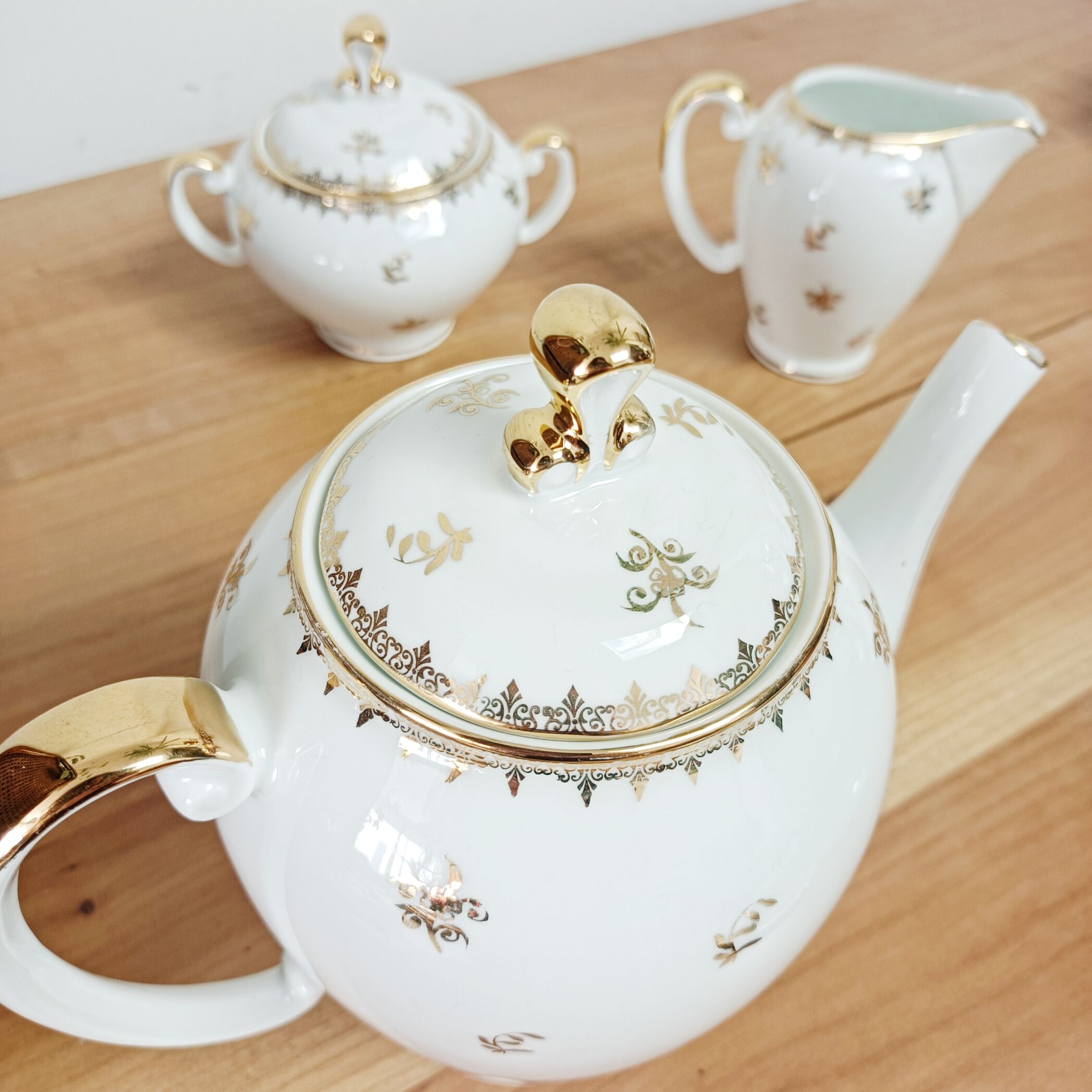 Coffee set in white and gold porcelain