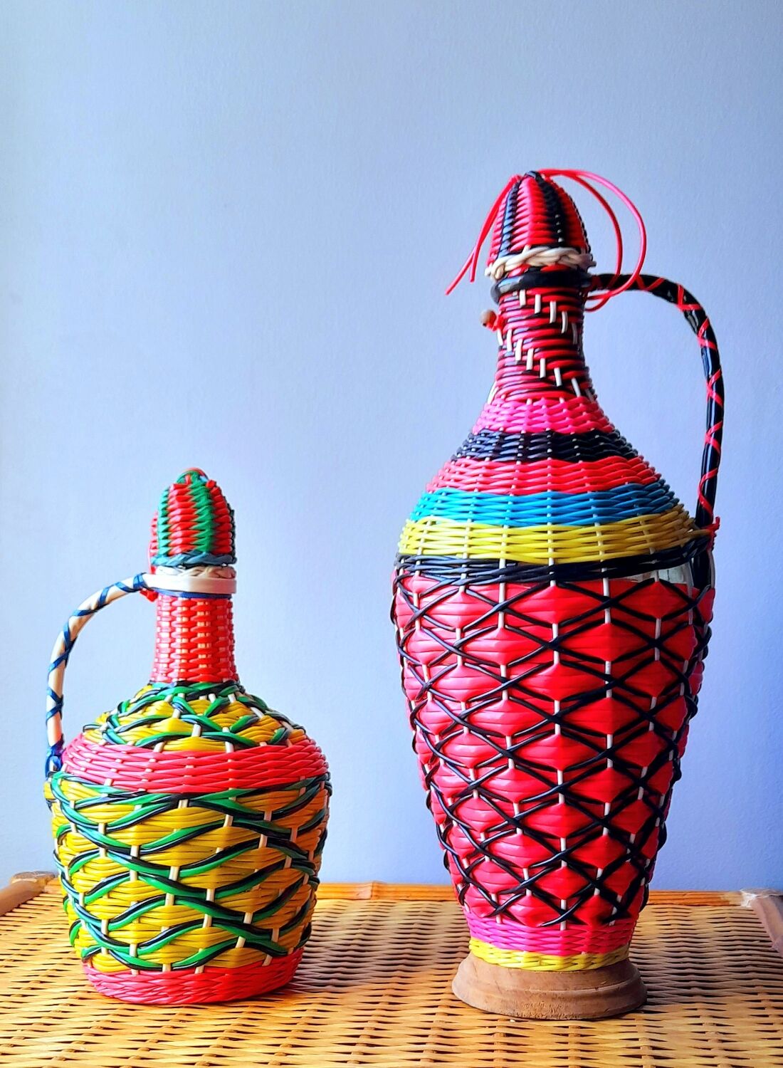Set of 2 bottles scoubidous 60s