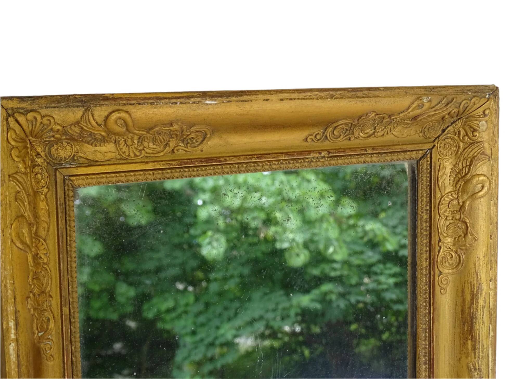Miroir français ancien à cadre doré orné de cygnes, époque de la Restauration