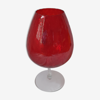 Vase en verre rouge avec pied verre soufflé