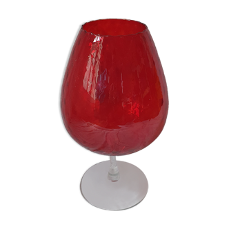 Vase en verre rouge avec pied verre soufflé