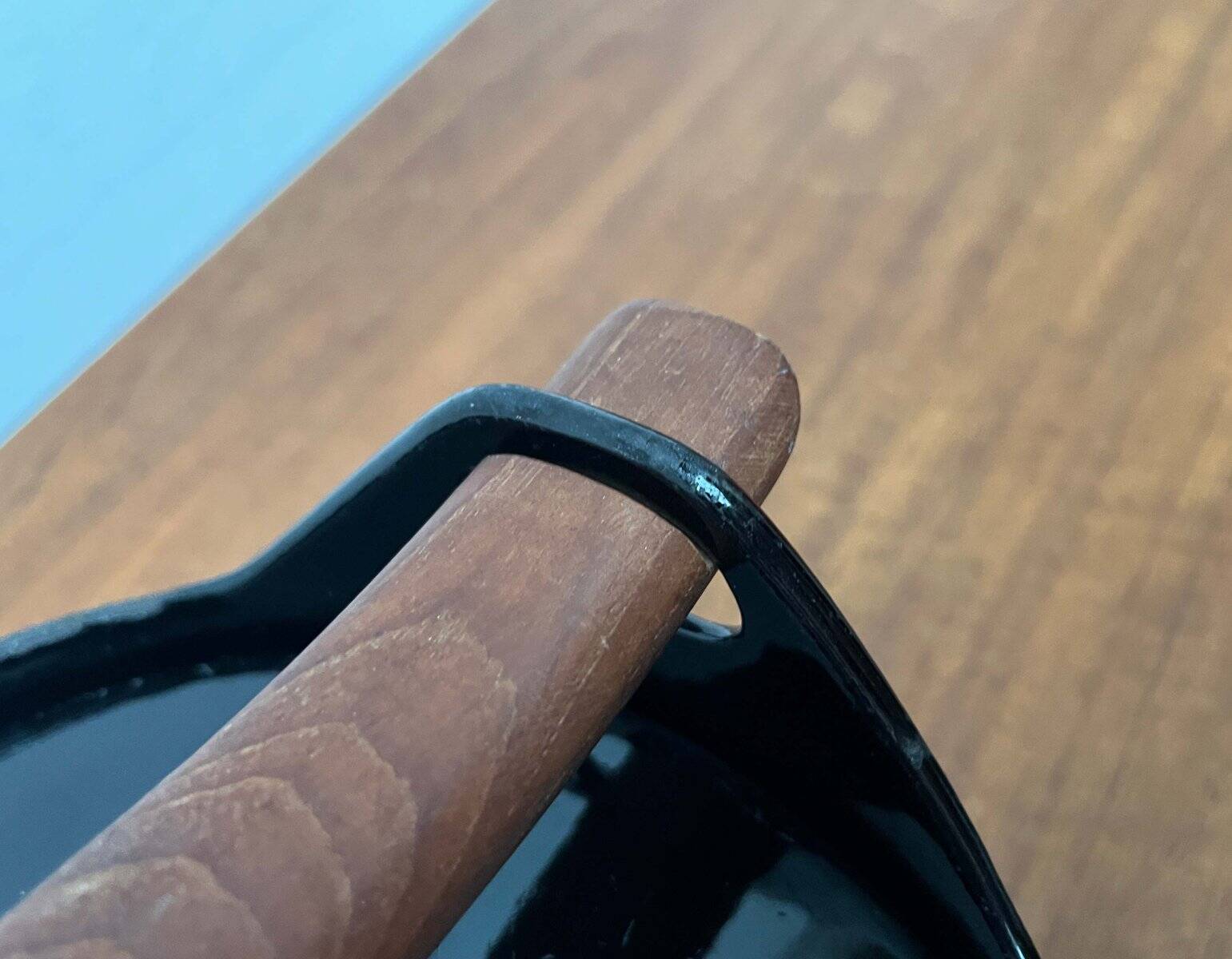 Black enamelled cast iron pot with a teak handle in mid-century style by Timo Sarpaneva for Rosenlew of Finland, 1960s.