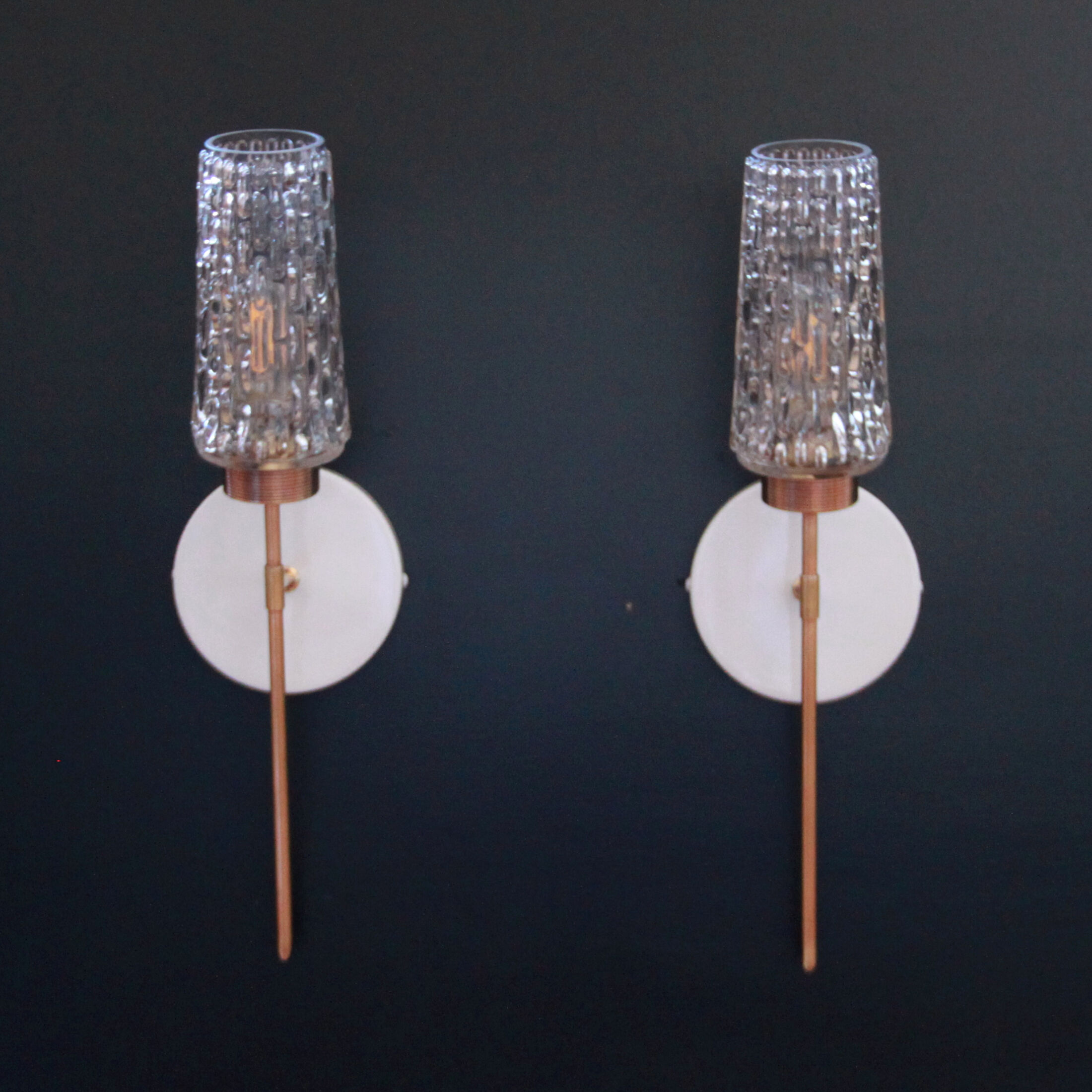 Paire d'appliques murales flambeau torche tulipe verre moulé transparent