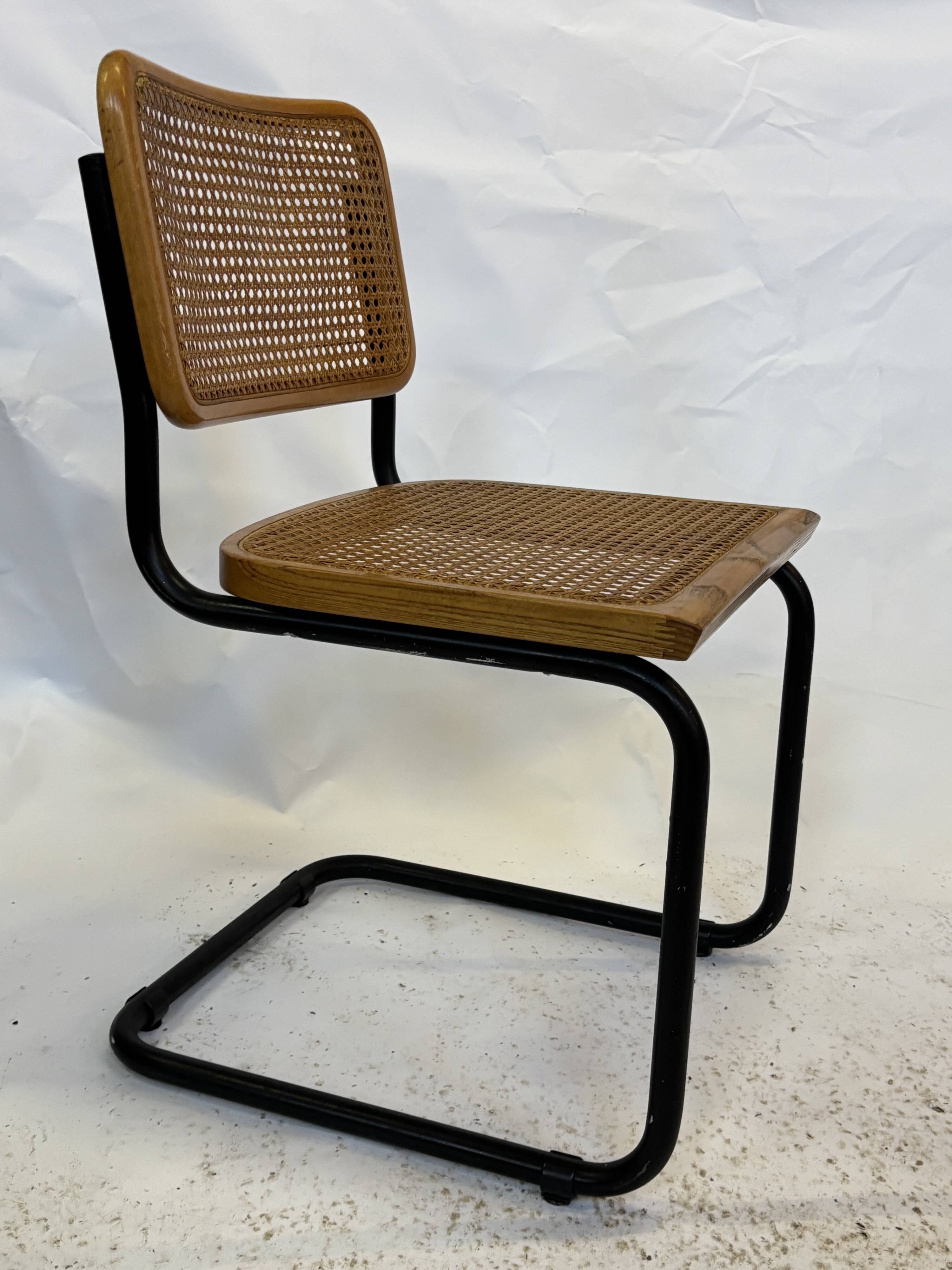 Ensemble de 4 chaises Cesca B32 conçues par Marcel Breuer, cadre noir.