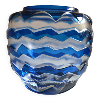 Vase boule en cristal Saint Louis doublé bleu décor dégagé à l'acide