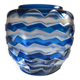 Vase boule en cristal Saint Louis doublé bleu décor dégagé à l'acide