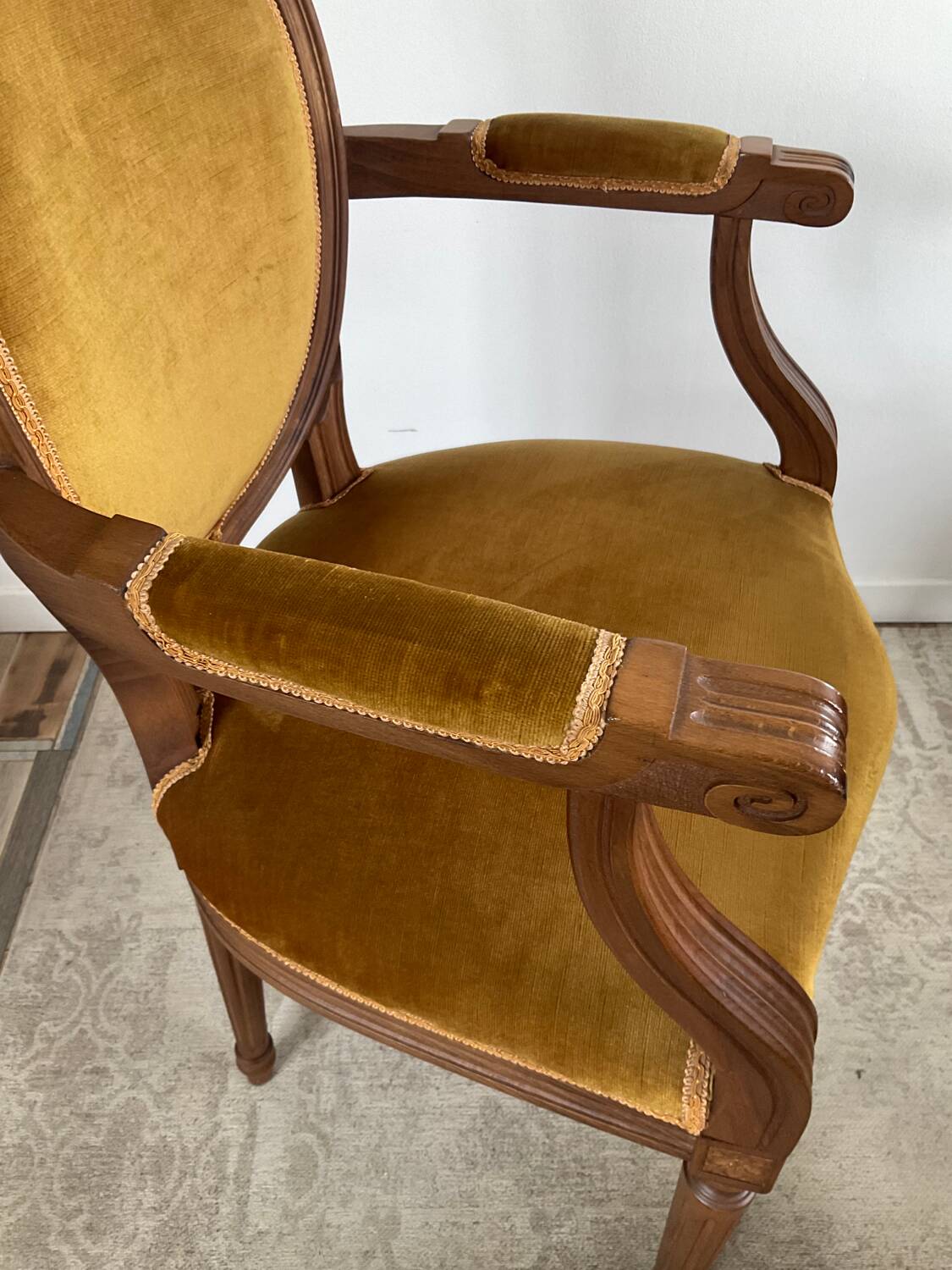 Paire de fauteuils médaillon en bois et velours