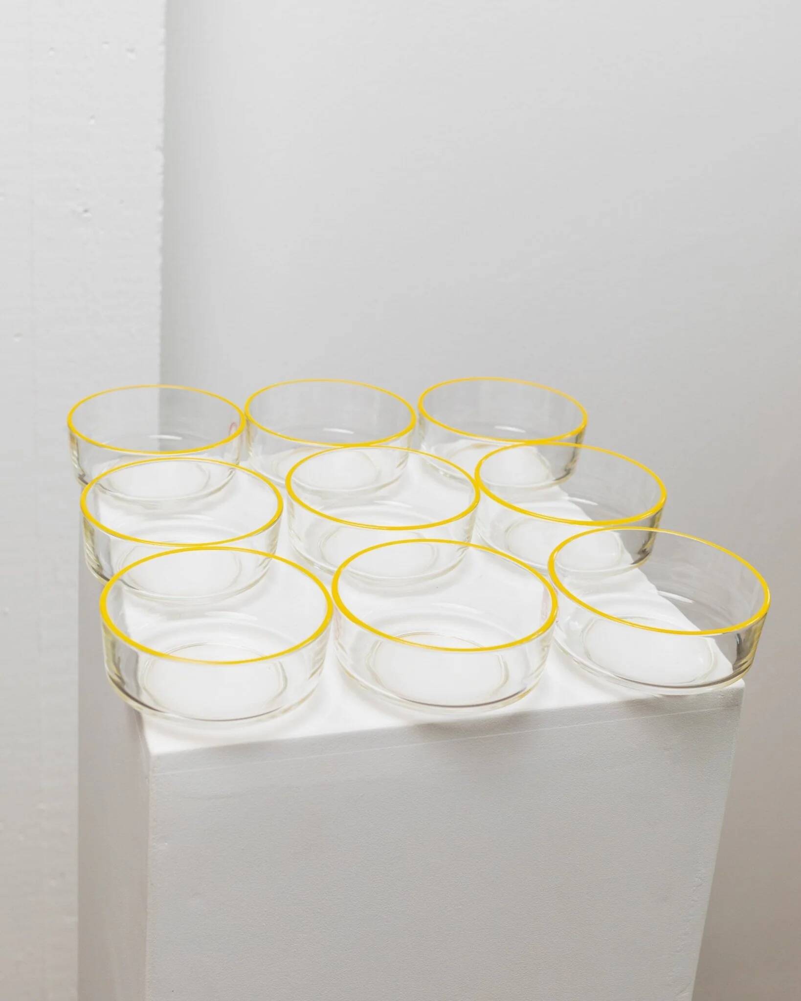 Ensemble de 9 bols en verre vintage Empoli en verre transparent avec un bord jaune, design des années 1980.