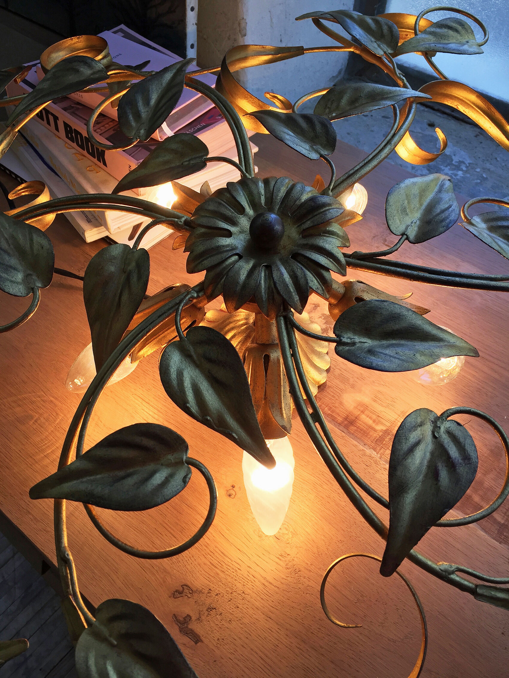 Flowery gold metal wall lamp