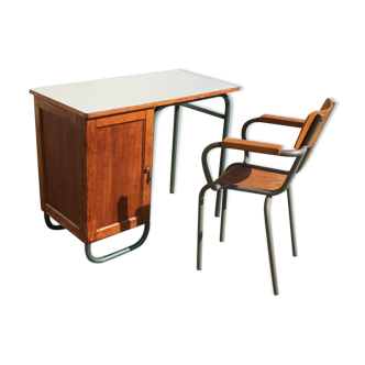 Bureau d'écolier avec sa chaise