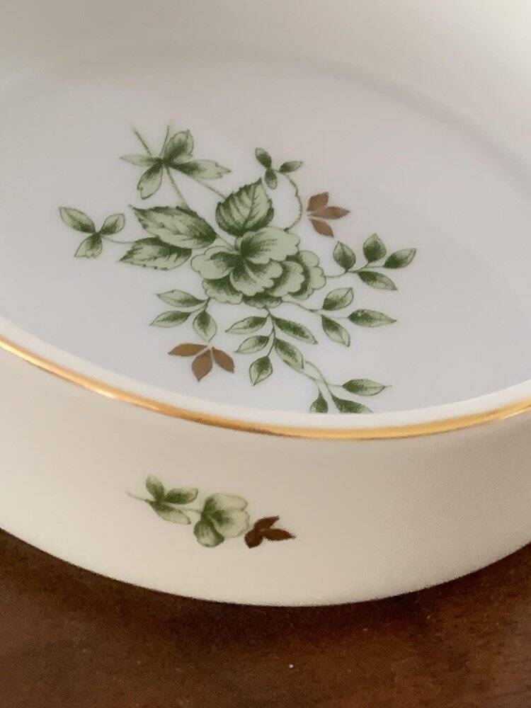White and green porcelain ashtray with floral pattern from Hollóháza, with gold trim, 1960s.