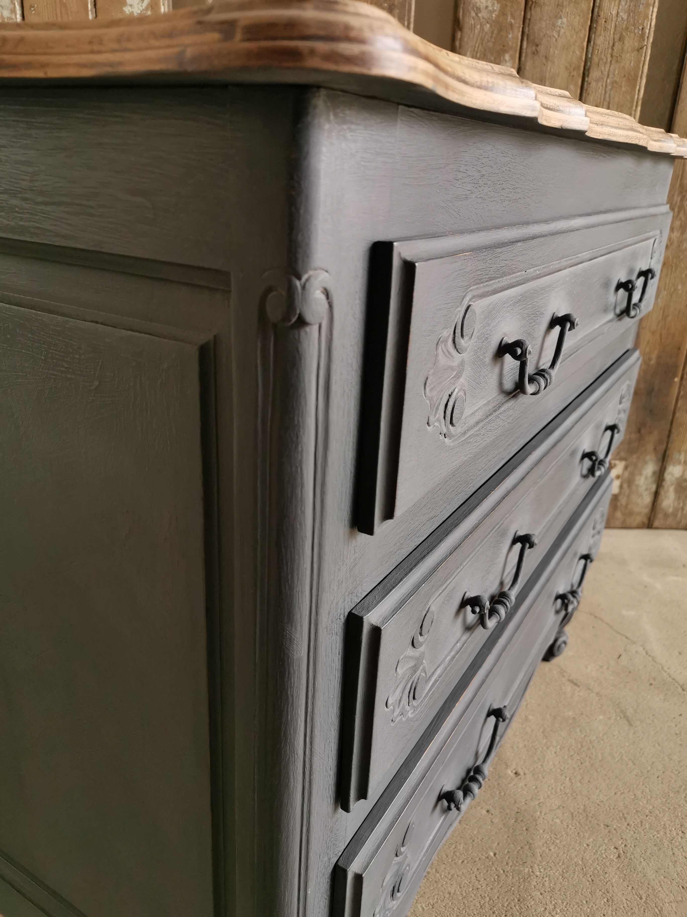 Antique chest of drawers