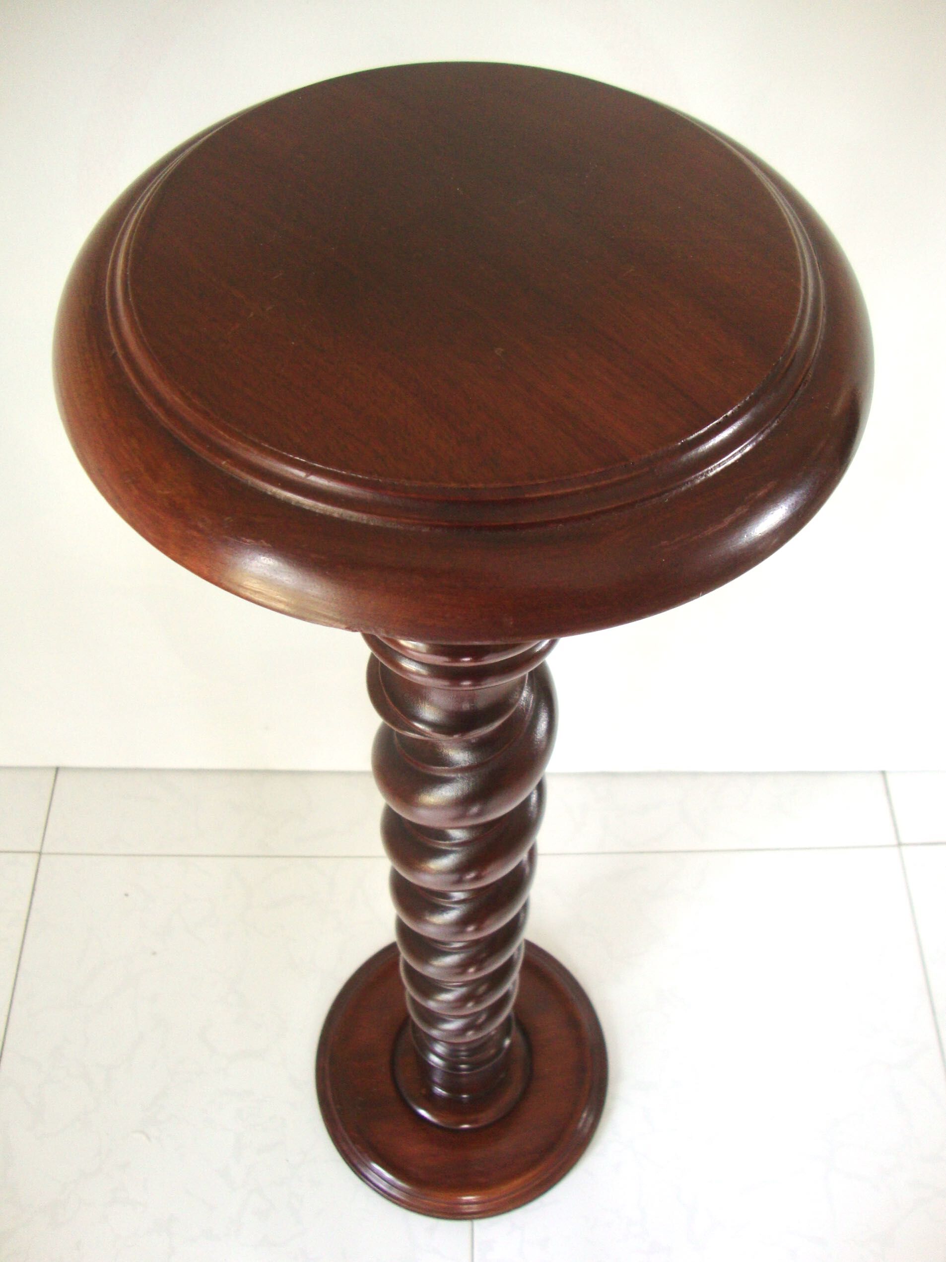 Saddle or walnut pedestal turned in twist